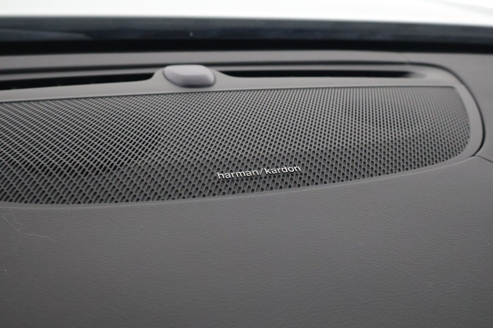 Volvo V90 2020 T8 R-Design / H&K / Panorama / HUD / BLIS / P.kamera / Webasto / Adapt vakkari / Navi / Carplay - Todella kattavat varusteet / Juuri katsastettu / Juuri huollettu ja jakohihna vaihdettu 11/ 2024 / 2X renkaat / Ilmastoidut ja hierovat istuimet /