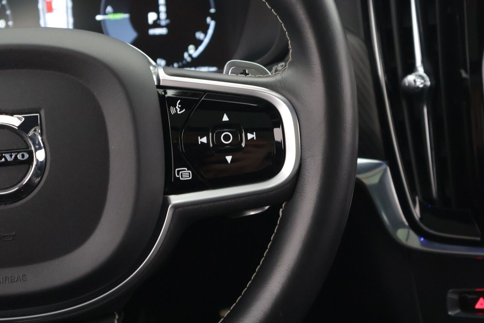 Volvo V90 2020 T8 R-Design / H&K / Panorama / HUD / BLIS / P.kamera / Webasto / Adapt vakkari / Navi / Carplay - Todella kattavat varusteet / Juuri katsastettu / Juuri huollettu ja jakohihna vaihdettu 11/ 2024 / 2X renkaat / Ilmastoidut ja hierovat istuimet /