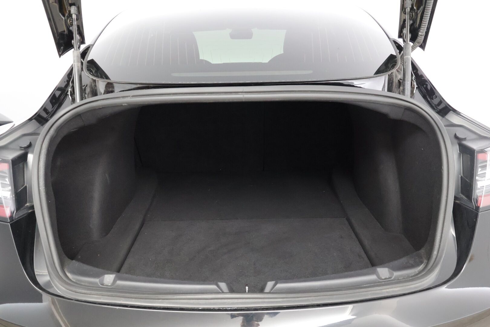 TESLA MODEL 3 2019 * Premium audio / Autopilot / Musta Nahkasisusta * - Todella näyttävä Performance 2x renkailla!