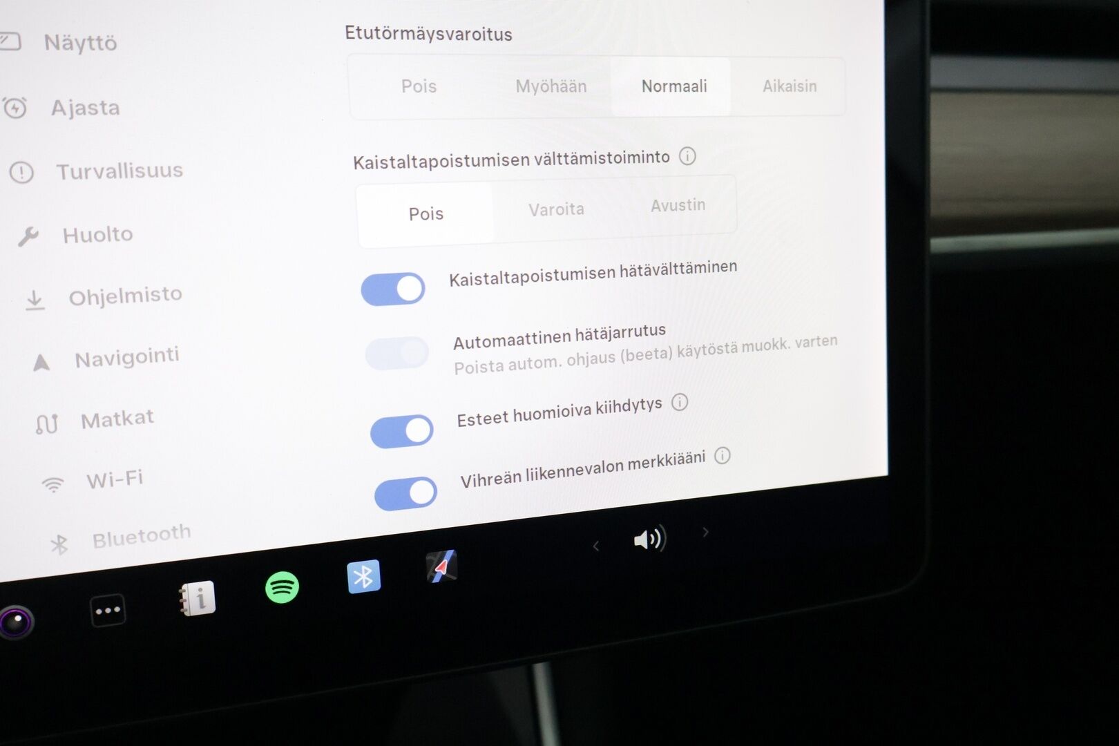 TESLA MODEL 3 2019 * Premium audio / Autopilot / Musta Nahkasisusta * - Todella näyttävä Performance 2x renkailla!