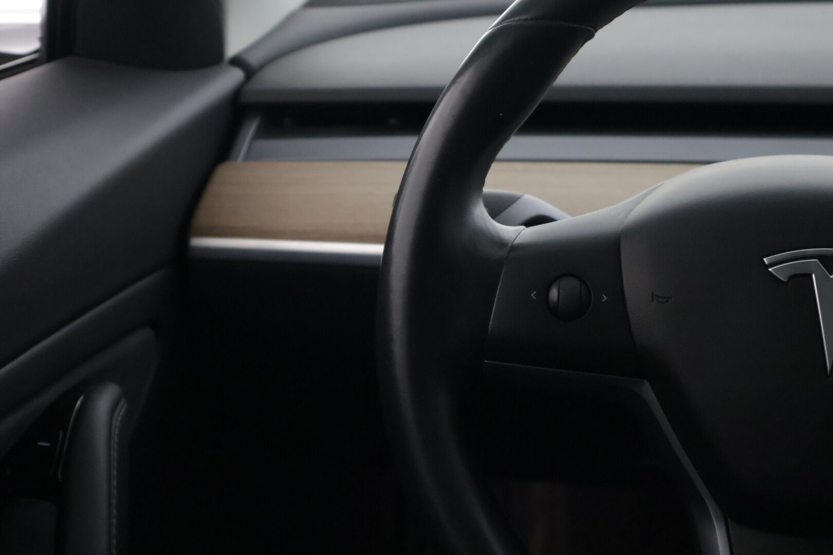 TESLA MODEL 3 2019 * Premium audio / Autopilot / Musta Nahkasisusta * - Todella näyttävä Performance 2x renkailla!