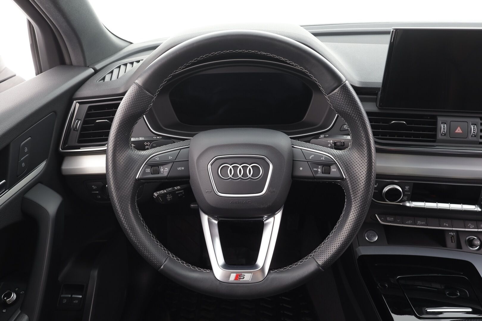 Audi Q5 2023 Advanced Progress 50 TFSI e 220 kW quattro S tronic * ACC / Koukku / Ilma-alusta / Sporttipenkit / LED / P.Kamera / Kaistavahti * - 1.Om Suomi-auto / Kahdet renkaat aluvanteilla - HULLUT AVAJAISHULINAT KORKOTARJOUS 3,29 %