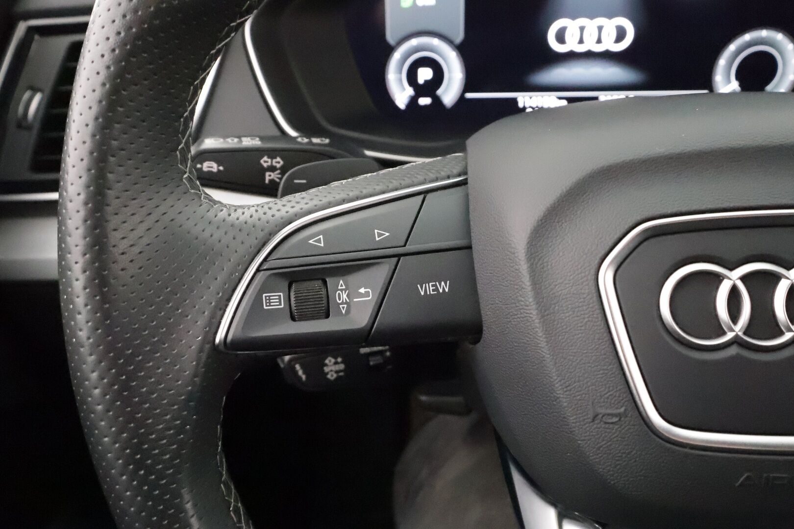 Audi Q5 2023 Advanced 50 TFSI e 220 kW quattro S tronic Electrified Edition - Ilma-alusta | Koukku | ACC | LED | Sportpenki1-om Suomi-auto | Kahdet renkaat aluvanteilla | 2x Latauskaapelit