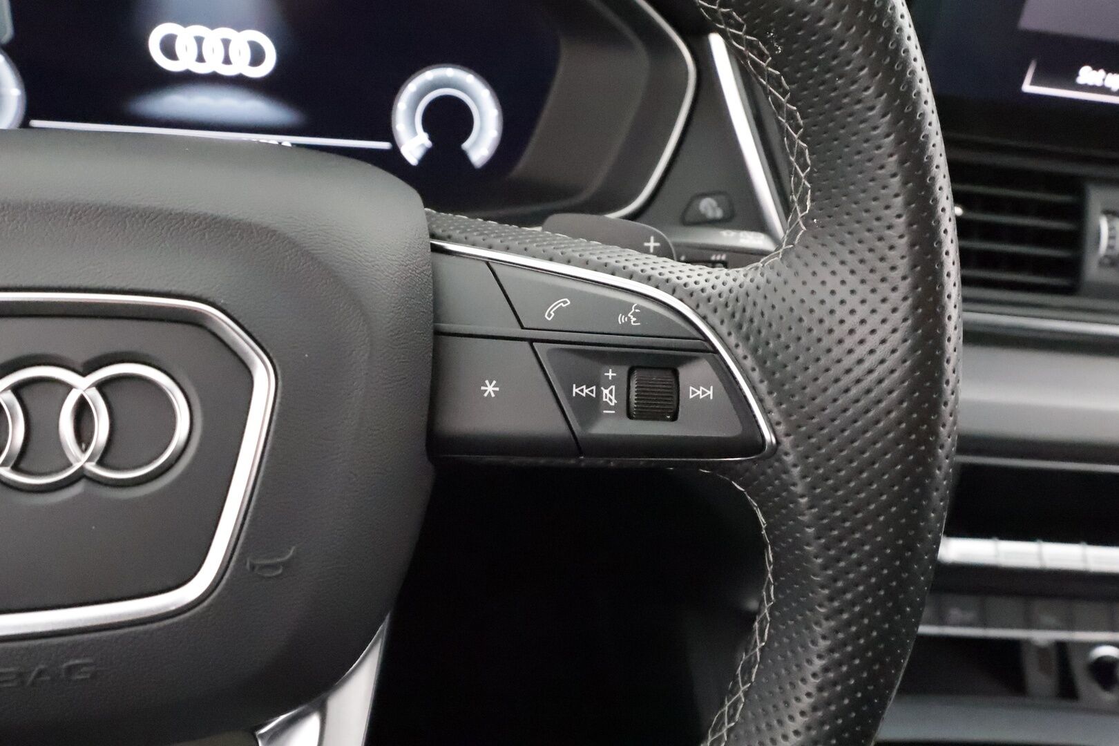 Audi Q5 2023 Advanced 50 TFSI e 220 kW quattro S tronic Electrified Edition - Ilma-alusta | Koukku | ACC | LED | Sportpenki1-om Suomi-auto | Kahdet renkaat aluvanteilla | 2x Latauskaapelit