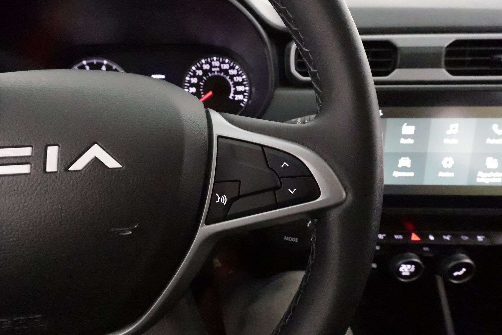 Dacia Duster 2023 TCe 150 4x4 Journey **Vakkari / P.kamera / Apple&Android / Autom.ilmastointi** - 1.Om Suomi-auto / Kahdet renkaat aluvanteilla / Merkkihuollettu / Penkinlämmittimet / Katvevaroitin
