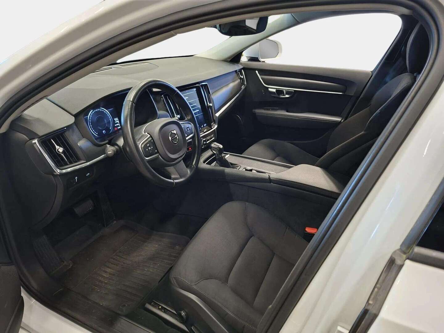 Volvo V90 2018 T4 Business aut - | PUHDAS BENSA | ACC | Koukku | Pilot Assist | High Perf Audio | LED |  Apple & Android | Merkkihuollettu | P.Tutka | 