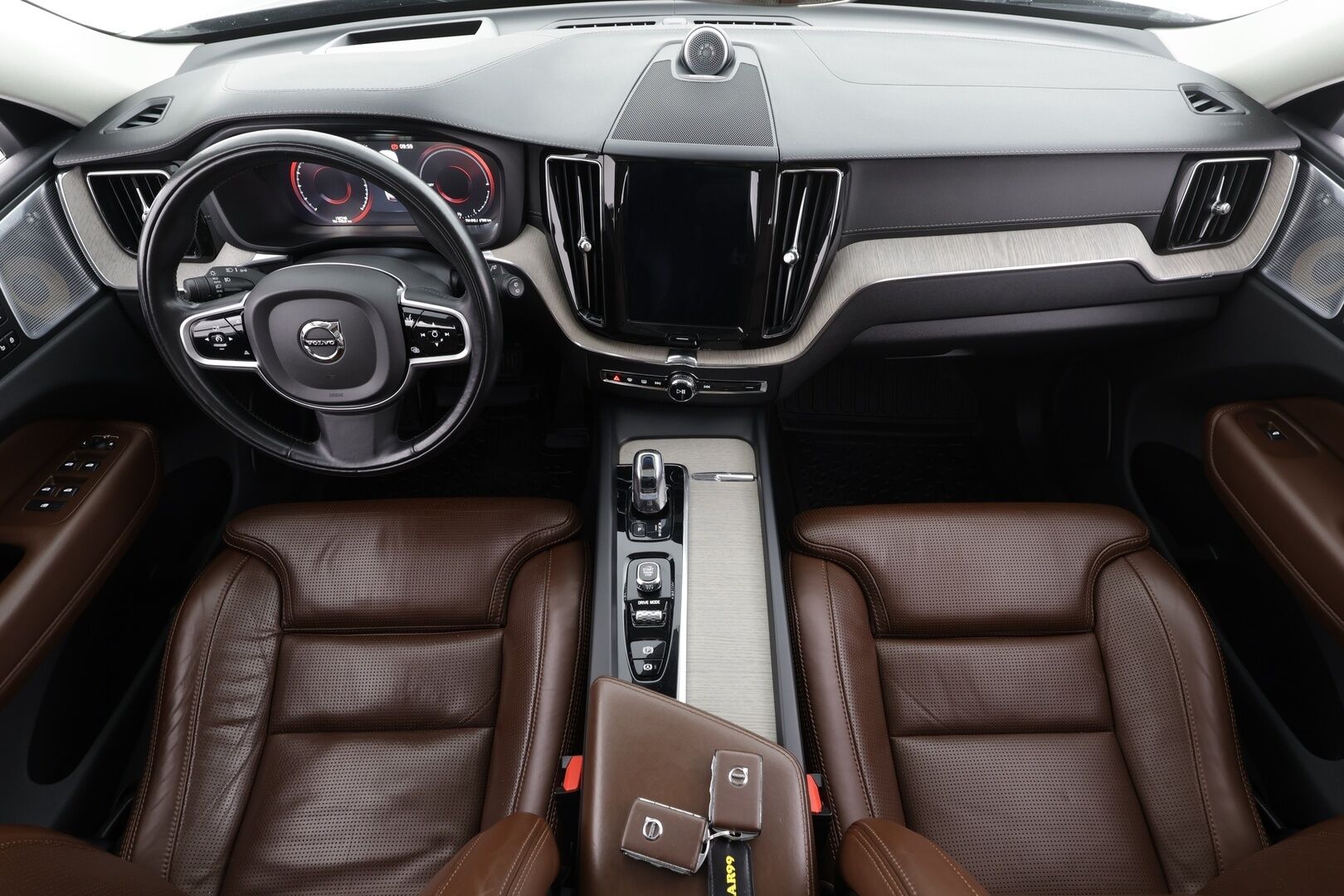 Volvo XC60 2019 T8 AWD Inscription aut * HUD / ACC / Panorama / B&W / Ilma-alusta / Muistipenkit hieronnalla / Full LED / Koukku / Webasto / Navi * - Ilmastoidut ruskeat nahat / BLIS / Akku kuntotarkastettu / Kahdet renkaat aluvanteilla / Huippuvarusteet!