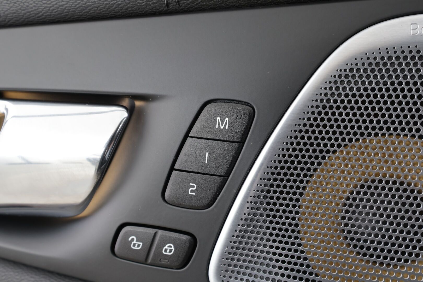 Volvo XC60 2019 T8 AWD Inscription aut * HUD / ACC / Panorama / B&W / Ilma-alusta / Muistipenkit hieronnalla / Full LED / Koukku / Webasto / Navi * - Ilmastoidut ruskeat nahat / BLIS / Akku kuntotarkastettu / Kahdet renkaat aluvanteilla / Huippuvarusteet!