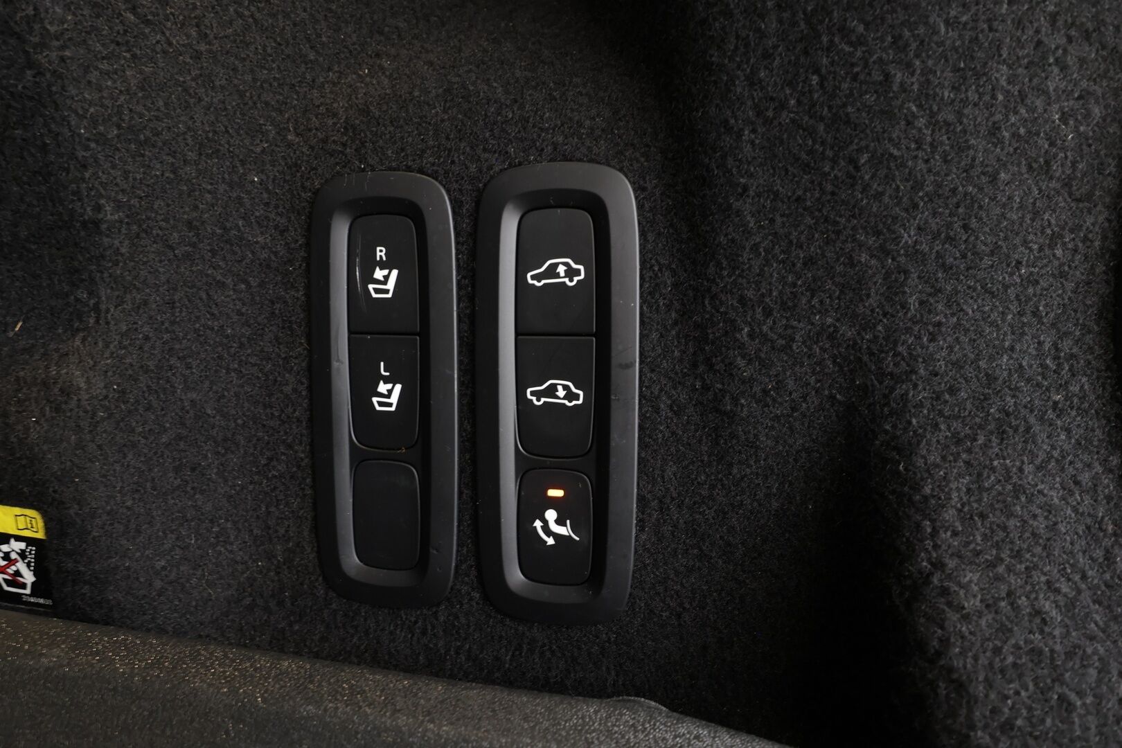 Volvo XC60 2019 T8 AWD Inscription aut * HUD / ACC / Panorama / B&W / Ilma-alusta / Muistipenkit hieronnalla / Full LED / Koukku / Webasto / Navi * - Ilmastoidut ruskeat nahat / BLIS / Akku kuntotarkastettu / Kahdet renkaat aluvanteilla / Huippuvarusteet!