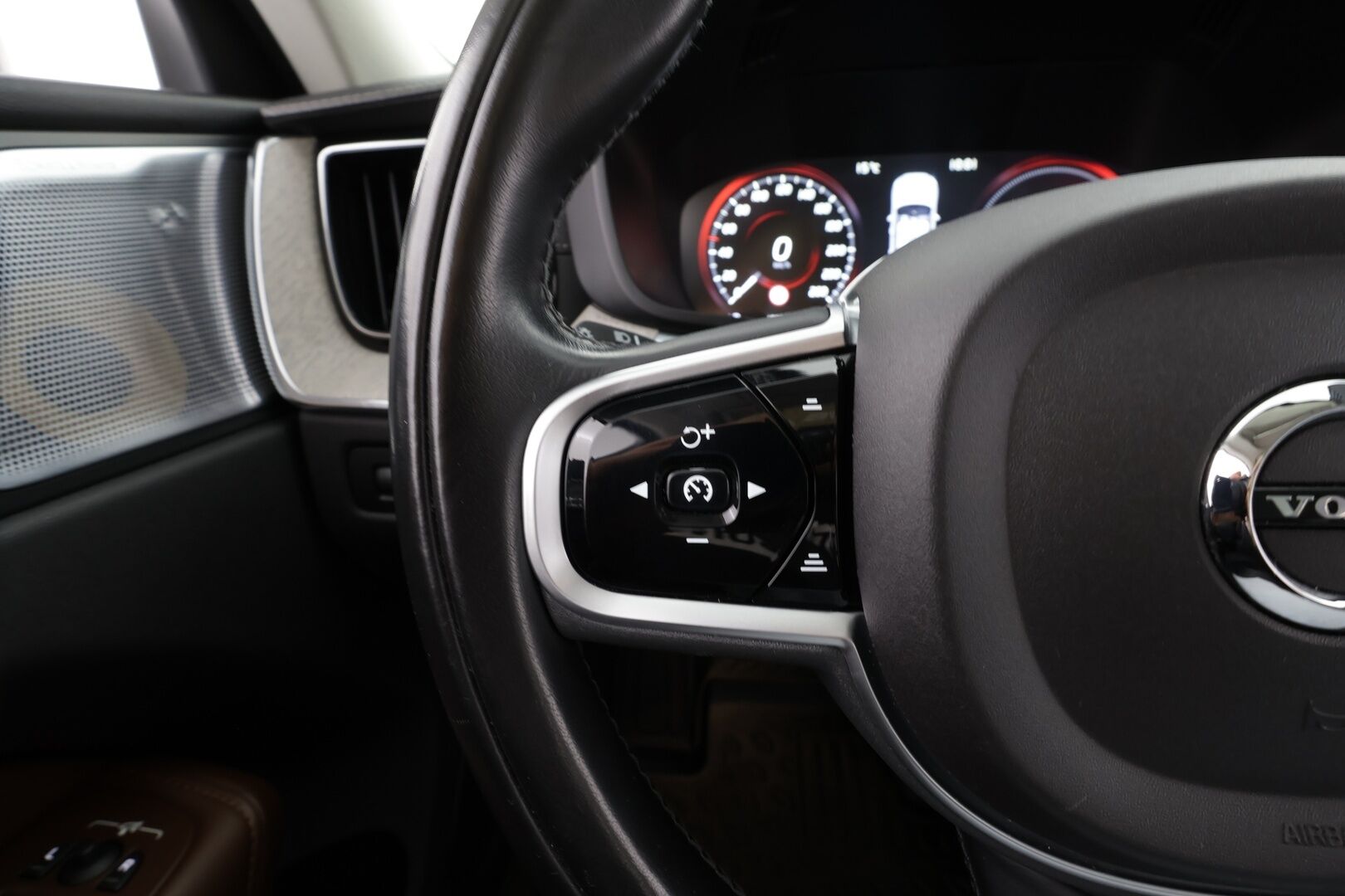 Volvo XC60 2019 T8 AWD Inscription aut * HUD / ACC / Panorama / B&W / Ilma-alusta / Muistipenkit hieronnalla / Full LED / Koukku / Webasto / Navi * - Ilmastoidut ruskeat nahat / BLIS / Akku kuntotarkastettu / Kahdet renkaat aluvanteilla / Huippuvarusteet!