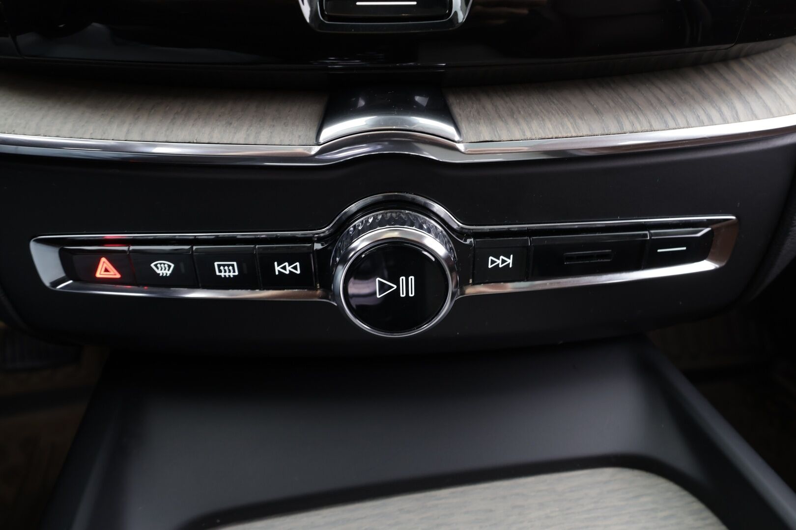 Volvo XC60 2019 T8 AWD Inscription aut * HUD / ACC / Panorama / B&W / Ilma-alusta / Muistipenkit hieronnalla / Full LED / Koukku / Webasto / Navi * - Ilmastoidut ruskeat nahat / BLIS / Akku kuntotarkastettu / Kahdet renkaat aluvanteilla / Huippuvarusteet!