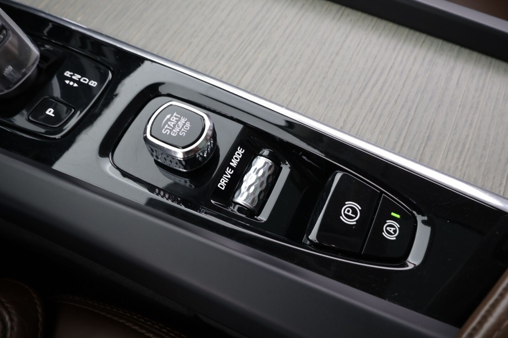 Volvo XC60 2019 T8 AWD Inscription aut * HUD / ACC / Panorama / B&W / Ilma-alusta / Muistipenkit hieronnalla / Full LED / Koukku / Webasto / Navi * - Ilmastoidut ruskeat nahat / BLIS / Akku kuntotarkastettu / Kahdet renkaat aluvanteilla / Huippuvarusteet!