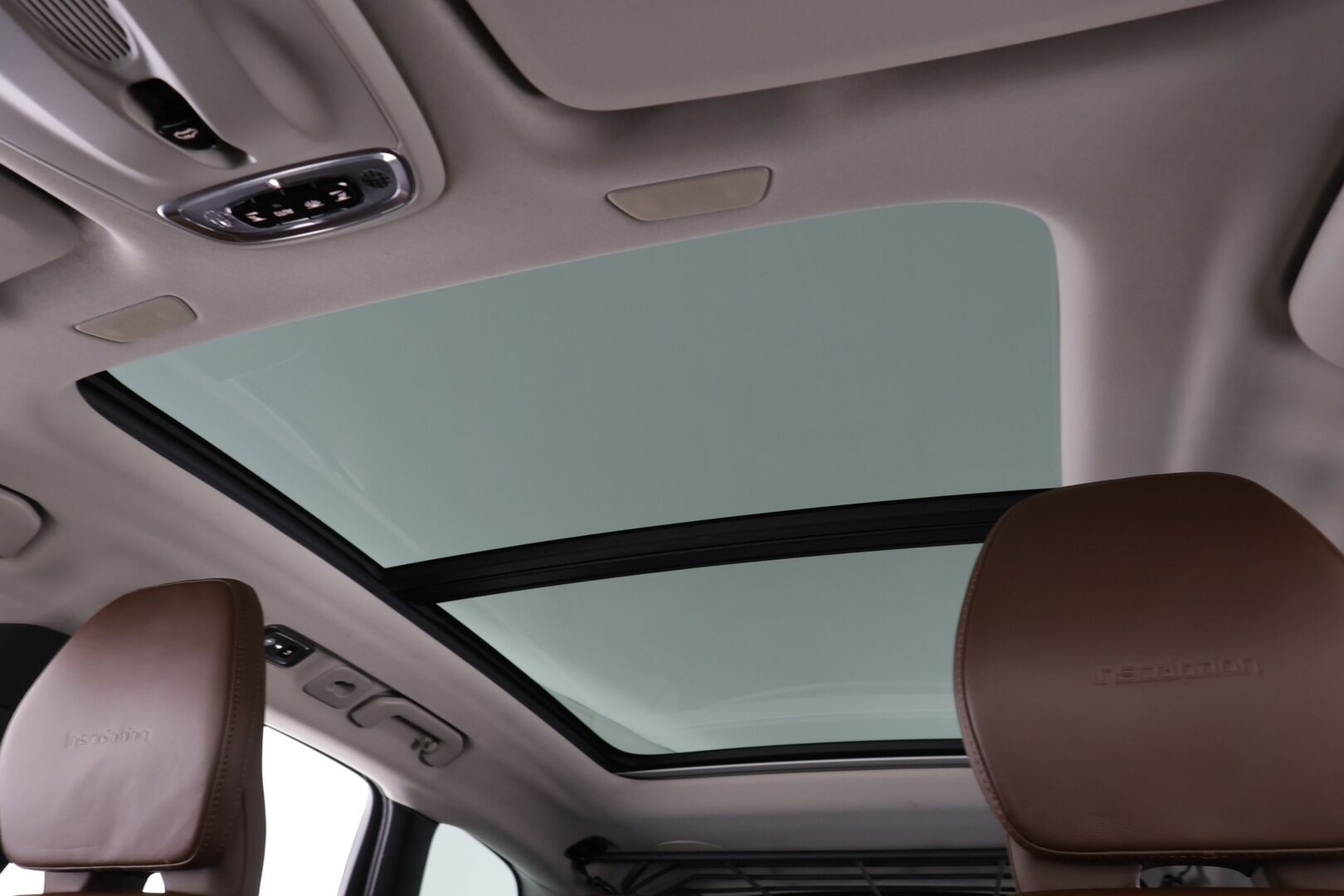 Volvo XC60 2019 T8 AWD Inscription aut * HUD / ACC / Panorama / B&W / Ilma-alusta / Muistipenkit hieronnalla / Full LED / Koukku / Webasto / Navi * - Ilmastoidut ruskeat nahat / BLIS / Akku kuntotarkastettu / Kahdet renkaat aluvanteilla / Huippuvarusteet!