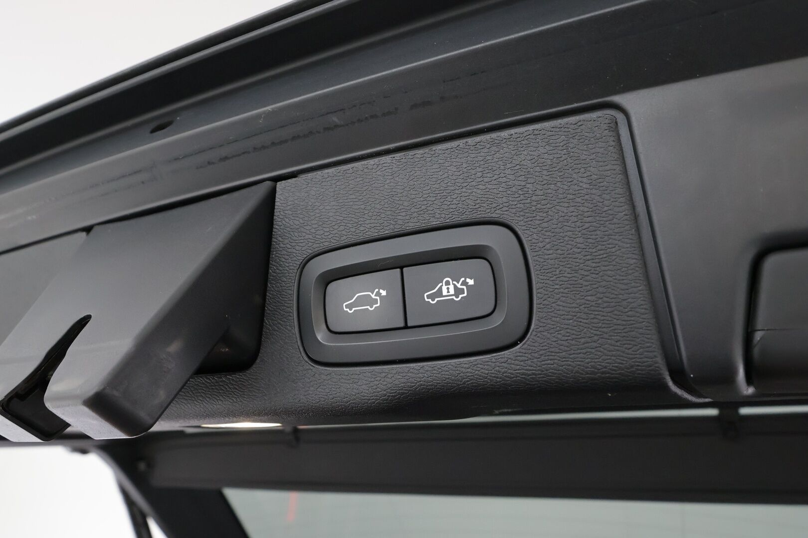 Volvo XC60 2019 T8 AWD Inscription aut * HUD / ACC / Panorama / B&W / Ilma-alusta / Muistipenkit hieronnalla / Full LED / Koukku / Webasto / Navi * - Ilmastoidut ruskeat nahat / BLIS / Akku kuntotarkastettu / Kahdet renkaat aluvanteilla / Huippuvarusteet!