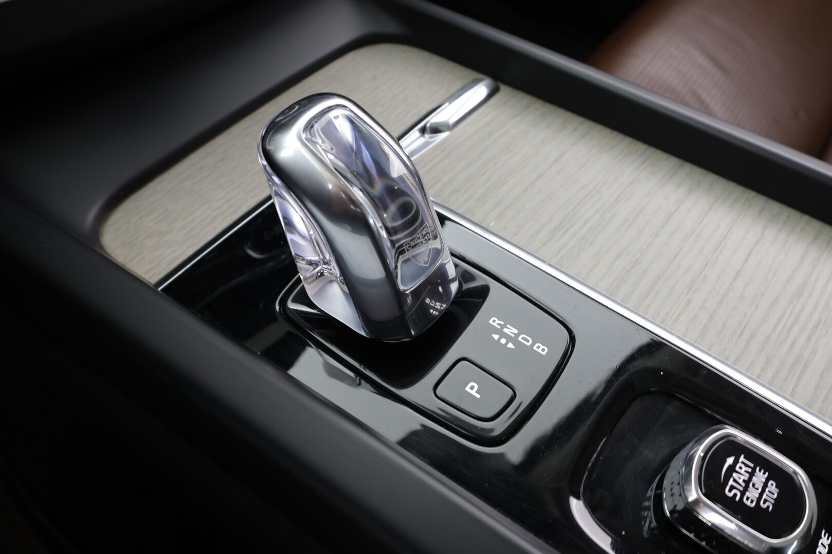 Volvo XC60 2019 T8 AWD Inscription aut * HUD / ACC / Panorama / B&W / Ilma-alusta / Muistipenkit hieronnalla / Full LED / Koukku / Webasto / Navi * - Ilmastoidut ruskeat nahat / BLIS / Akku kuntotarkastettu / Kahdet renkaat aluvanteilla / Huippuvarusteet!