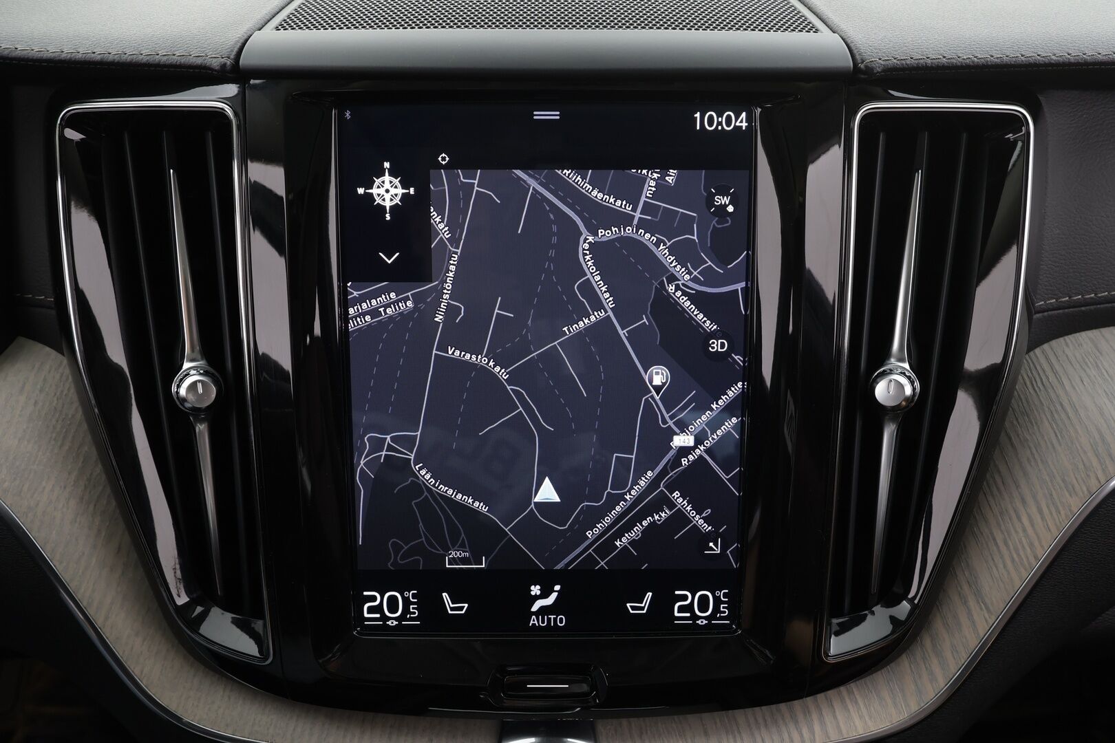 Volvo XC60 2019 T8 AWD Inscription aut * HUD / ACC / Panorama / B&W / Ilma-alusta / Muistipenkit hieronnalla / Full LED / Koukku / Webasto / Navi * - Ilmastoidut ruskeat nahat / BLIS / Akku kuntotarkastettu / Kahdet renkaat aluvanteilla / Huippuvarusteet!