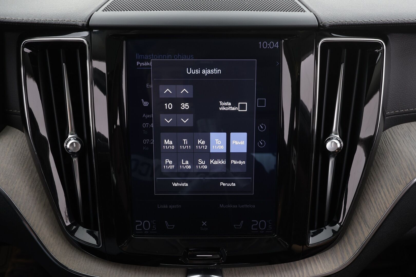 Volvo XC60 2019 T8 AWD Inscription aut * HUD / ACC / Panorama / B&W / Ilma-alusta / Muistipenkit hieronnalla / Full LED / Koukku / Webasto / Navi * - Ilmastoidut ruskeat nahat / BLIS / Akku kuntotarkastettu / Kahdet renkaat aluvanteilla / Huippuvarusteet!