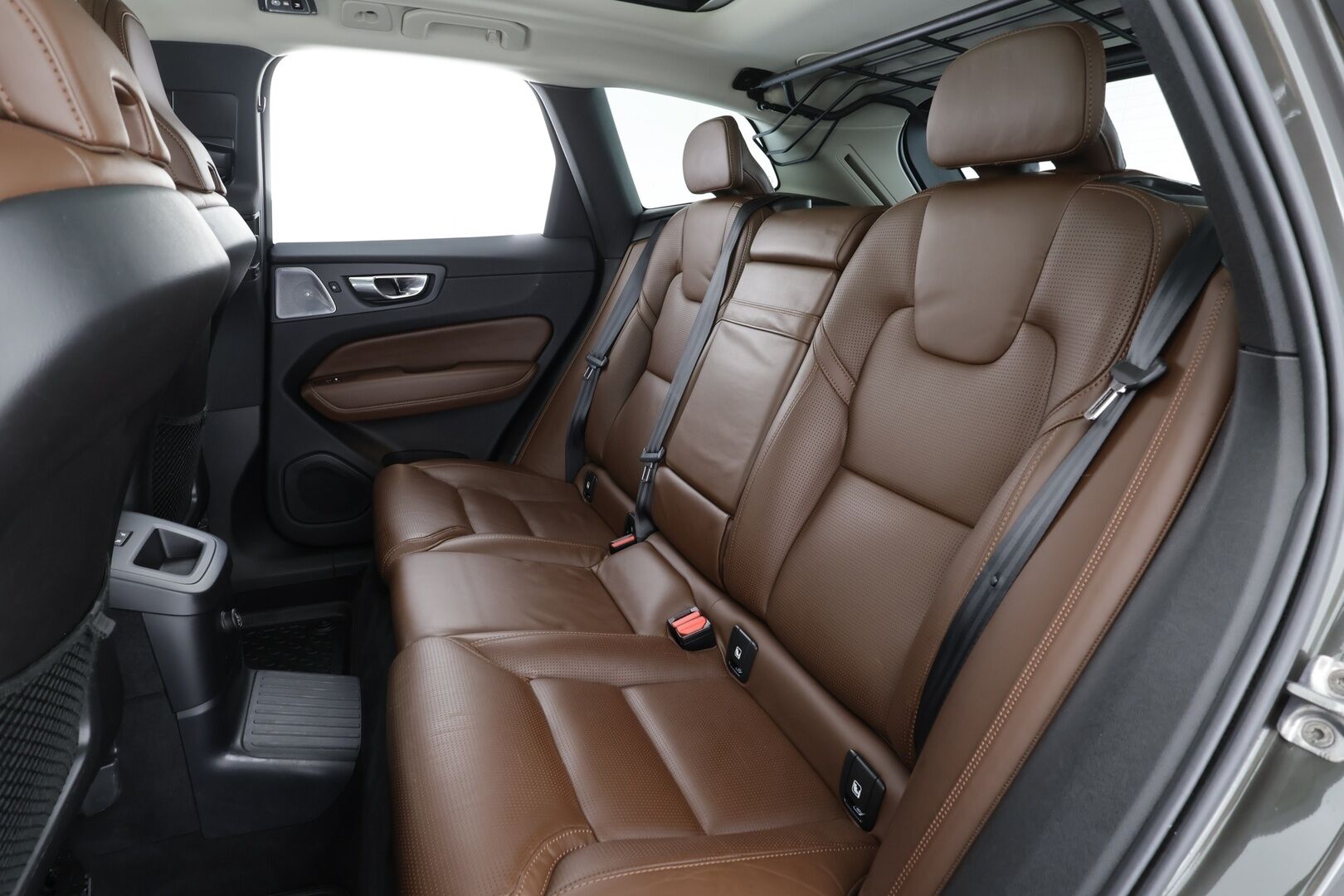 Volvo XC60 2019 T8 AWD Inscription aut * HUD / ACC / Panorama / B&W / Ilma-alusta / Muistipenkit hieronnalla / Full LED / Koukku / Webasto / Navi * - Ilmastoidut ruskeat nahat / BLIS / Akku kuntotarkastettu / Kahdet renkaat aluvanteilla / Huippuvarusteet!