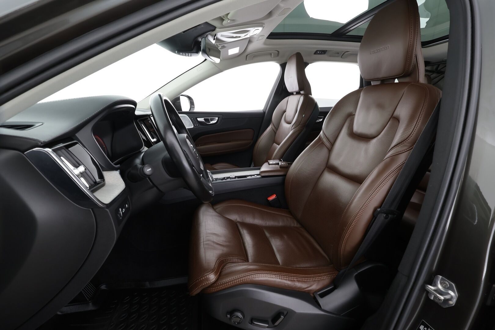 Volvo XC60 2019 T8 AWD Inscription aut * HUD / ACC / Panorama / B&W / Ilma-alusta / Muistipenkit hieronnalla / Full LED / Koukku / Webasto / Navi * - Ilmastoidut ruskeat nahat / BLIS / Akku kuntotarkastettu / Kahdet renkaat aluvanteilla / Huippuvarusteet!