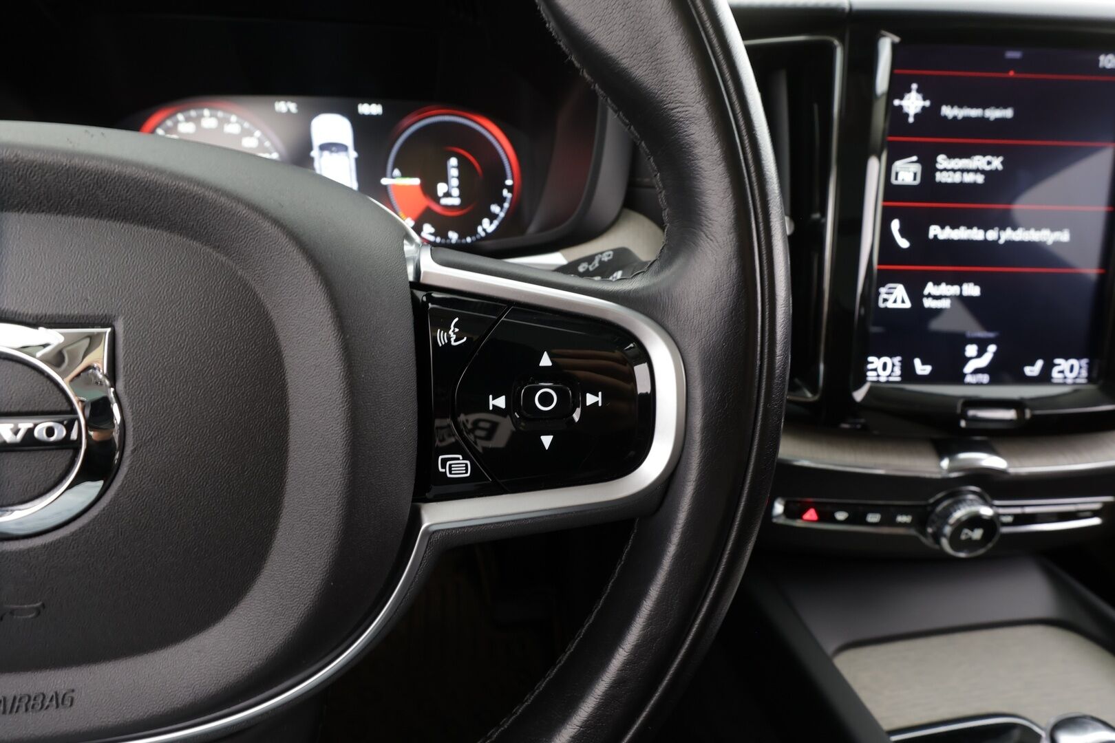 Volvo XC60 2019 T8 AWD Inscription aut * HUD / ACC / Panorama / B&W / Ilma-alusta / Muistipenkit hieronnalla / Full LED / Koukku / Webasto / Navi * - Ilmastoidut ruskeat nahat / BLIS / Akku kuntotarkastettu / Kahdet renkaat aluvanteilla / Huippuvarusteet!