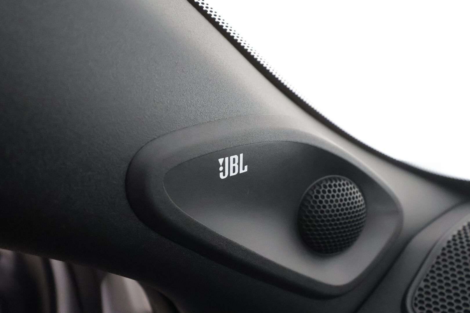 Toyota Yaris 2021 1,5 Hybrid Premium * ACC / Lasikatto / JBL / P.Kamera / LED / Puolinahat / Digimittaristo / KeylessGo * - Kahdet renkaat aluvanteilla / Merkkihuollettu / Huippuvarusteet