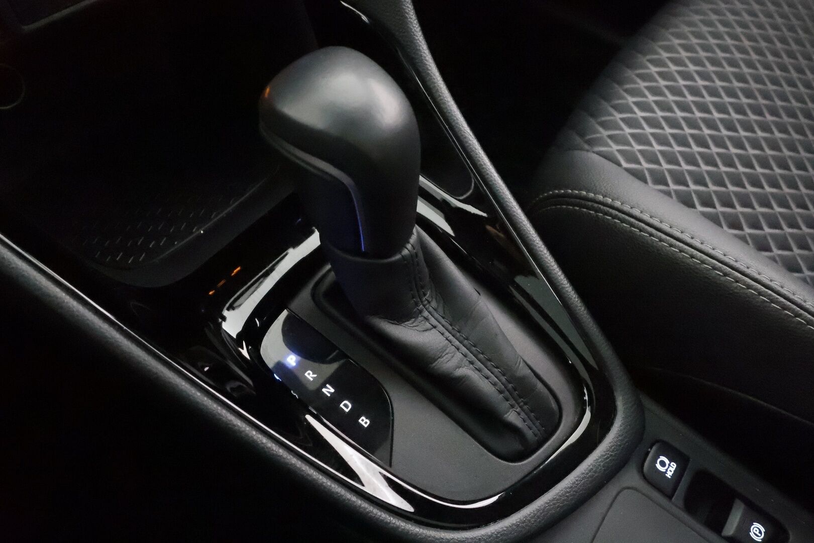 Toyota Yaris 2021 1,5 Hybrid Premium * ACC / Lasikatto / JBL / P.Kamera / LED / Puolinahat / Digimittaristo / KeylessGo * - Kahdet renkaat aluvanteilla / Merkkihuollettu / Huippuvarusteet