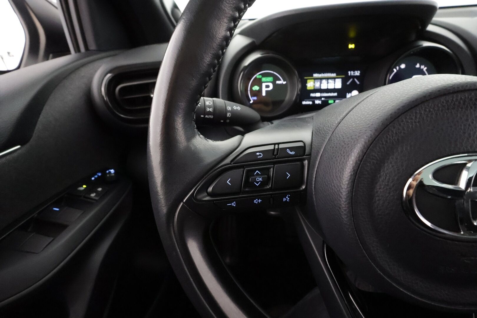 Toyota Yaris 2021 1,5 Hybrid Premium * ACC / Lasikatto / JBL / P.Kamera / LED / Puolinahat / Digimittaristo / KeylessGo * - Kahdet renkaat aluvanteilla / Merkkihuollettu / Huippuvarusteet