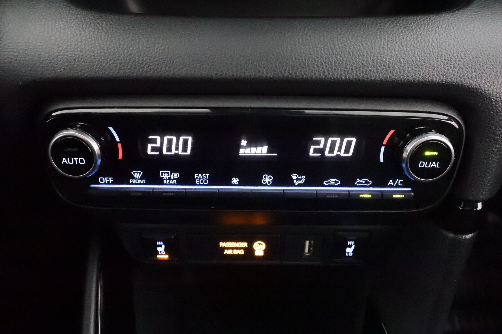 Toyota Yaris 2021 1,5 Hybrid Premium * ACC / Lasikatto / JBL / P.Kamera / LED / Puolinahat / Digimittaristo / KeylessGo * - Kahdet renkaat aluvanteilla / Merkkihuollettu / Huippuvarusteet