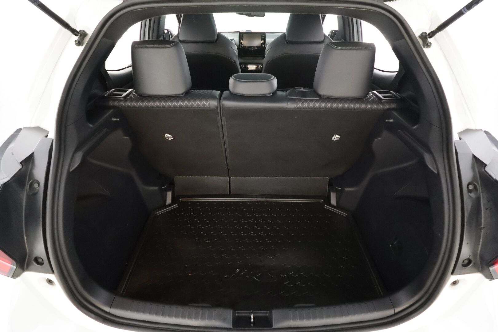 Toyota Yaris 2021 1,5 Hybrid Premium * ACC / Lasikatto / JBL / P.Kamera / LED / Puolinahat / Digimittaristo / KeylessGo * - Kahdet renkaat aluvanteilla / Merkkihuollettu / Huippuvarusteet