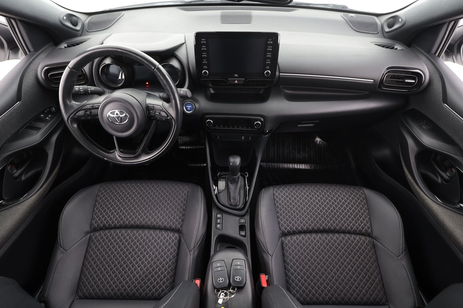 Toyota Yaris 2021 1,5 Hybrid Premium * ACC / Lasikatto / JBL / P.Kamera / LED / Puolinahat / Digimittaristo / KeylessGo * - Kahdet renkaat aluvanteilla / Merkkihuollettu / Huippuvarusteet