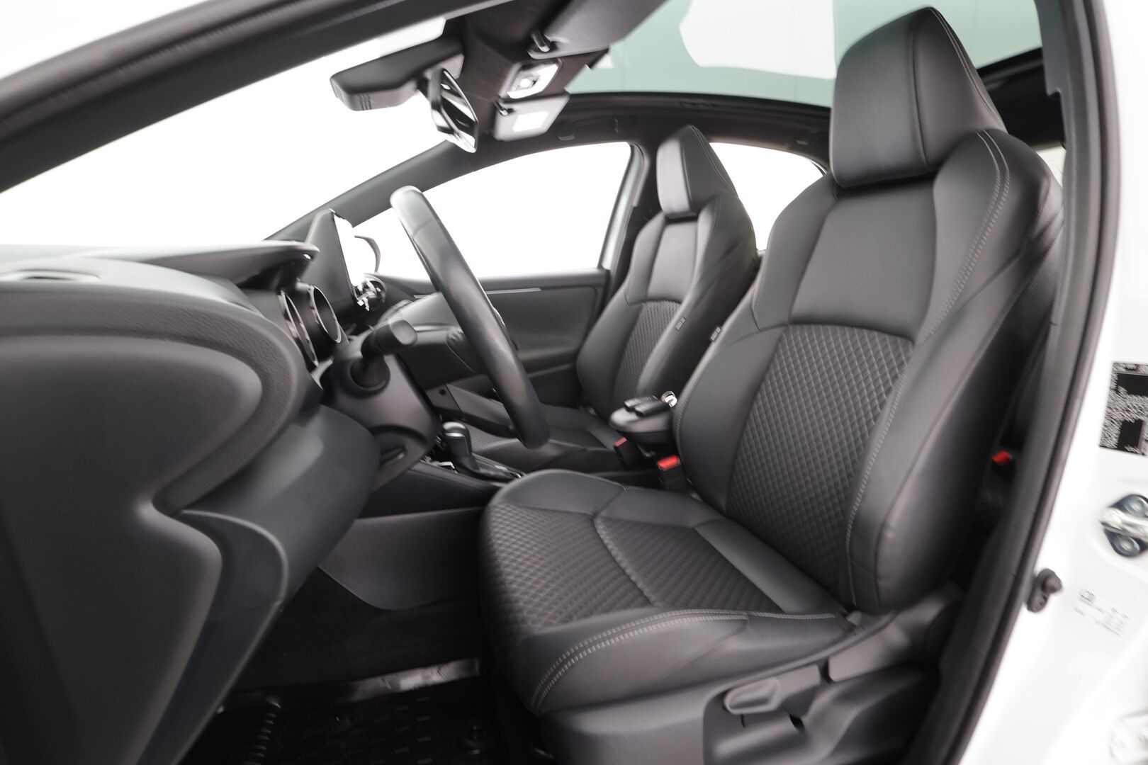 Toyota Yaris 2021 1,5 Hybrid Premium * ACC / Lasikatto / JBL / P.Kamera / LED / Puolinahat / Digimittaristo / KeylessGo * - Kahdet renkaat aluvanteilla / Merkkihuollettu / Huippuvarusteet