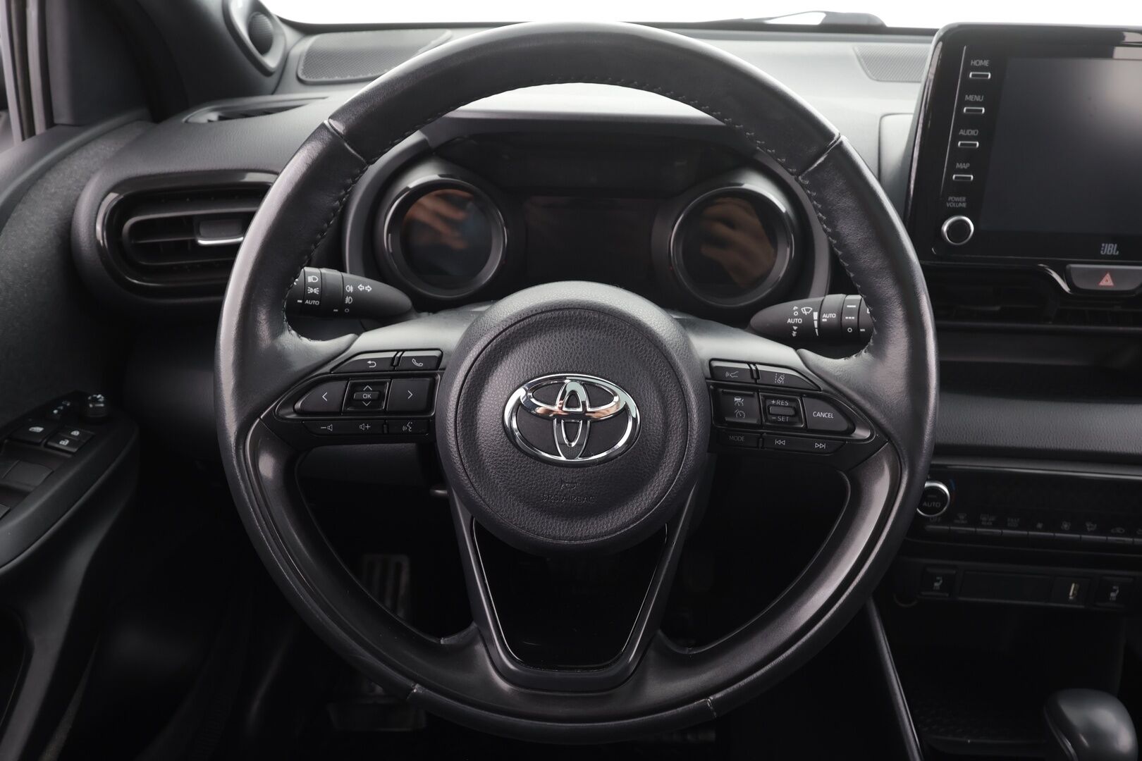 Toyota Yaris 2021 1,5 Hybrid Premium * ACC / Lasikatto / JBL / P.Kamera / LED / Puolinahat / Digimittaristo / KeylessGo * - Kahdet renkaat aluvanteilla / Merkkihuollettu / Huippuvarusteet