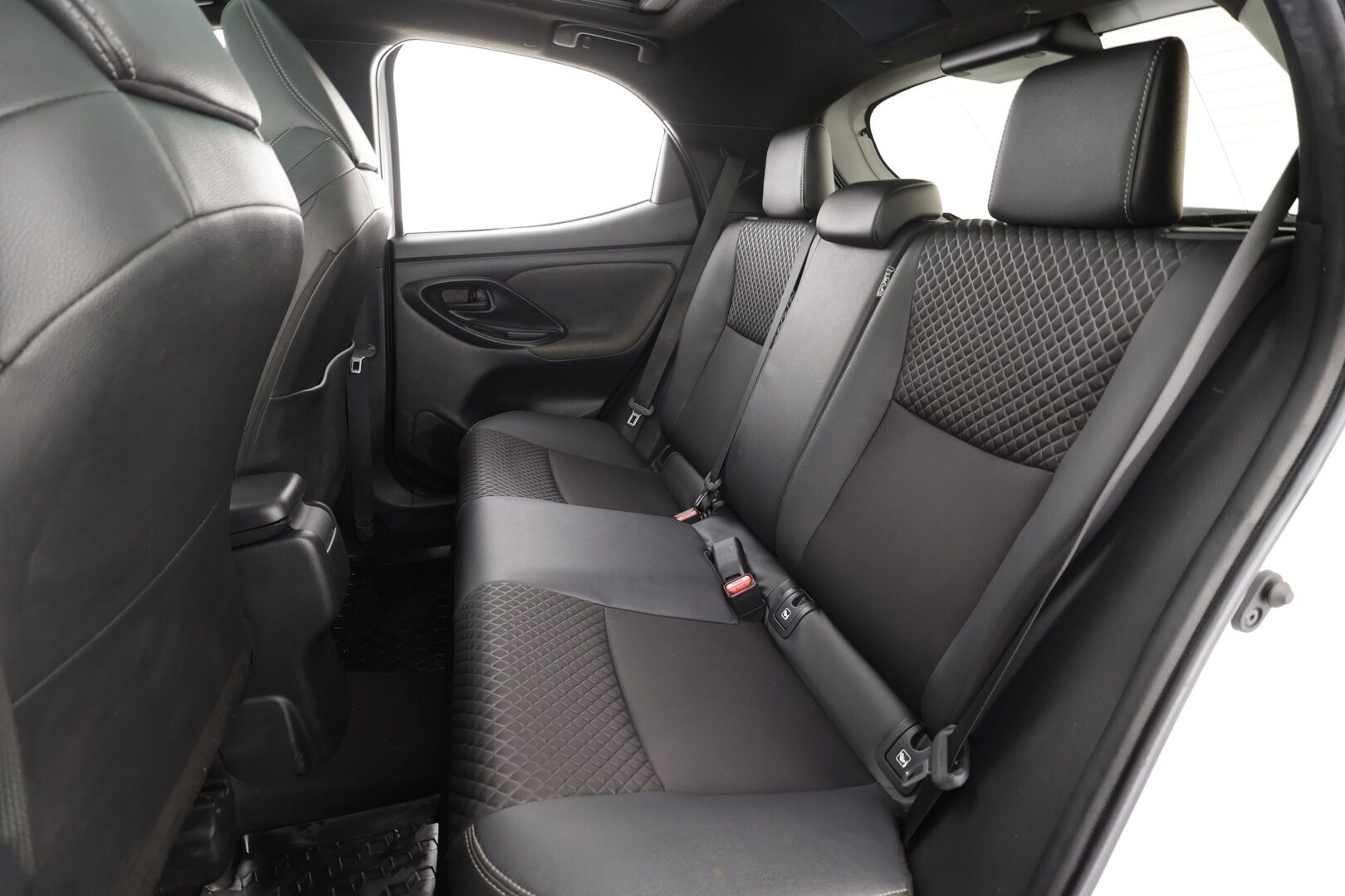 Toyota Yaris 2021 1,5 Hybrid Premium * ACC / Lasikatto / JBL / P.Kamera / LED / Puolinahat / Digimittaristo / KeylessGo * - Kahdet renkaat aluvanteilla / Merkkihuollettu / Huippuvarusteet