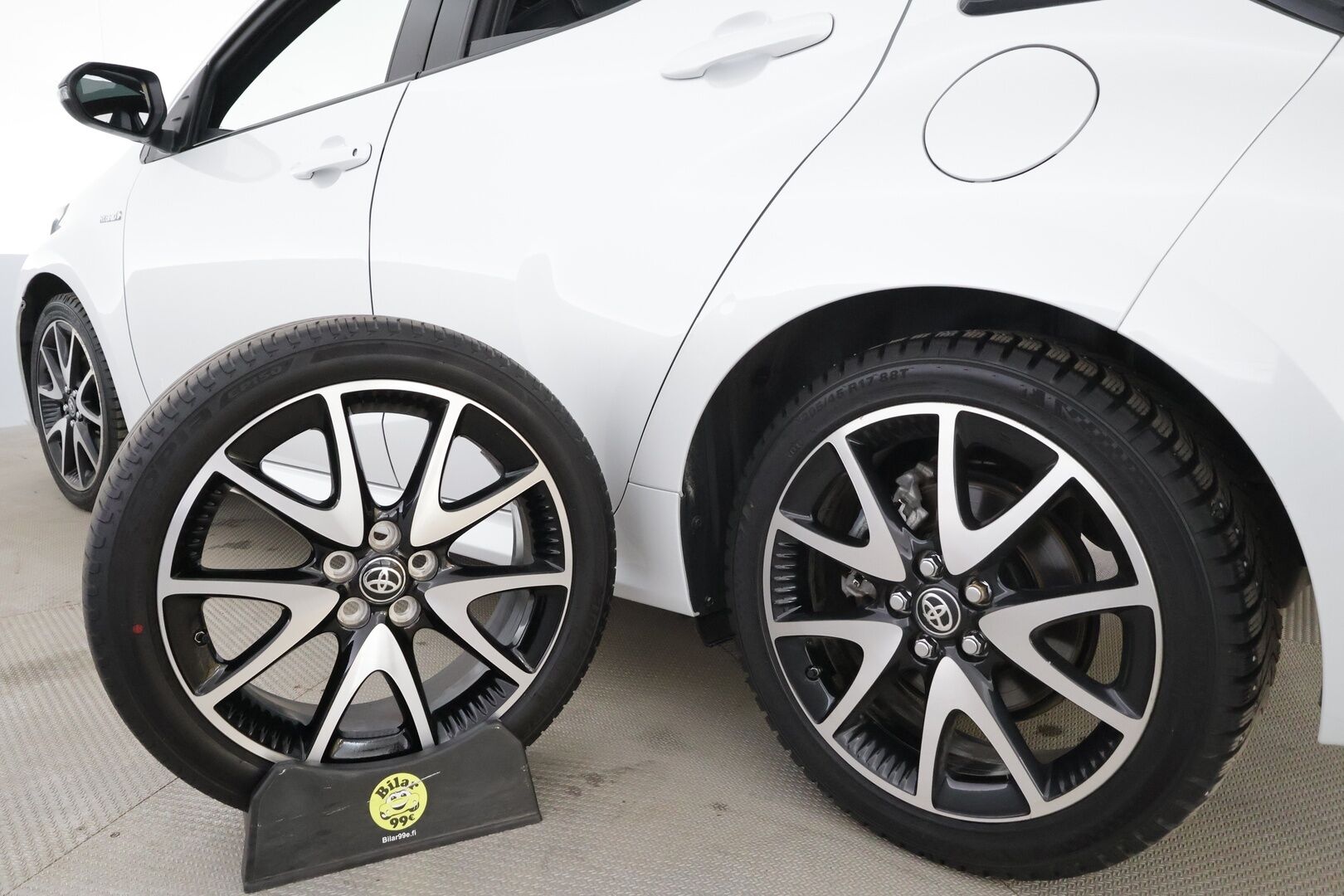 Toyota Yaris 2021 1,5 Hybrid Premium * ACC / Lasikatto / JBL / P.Kamera / LED / Puolinahat / Digimittaristo / KeylessGo * - Kahdet renkaat aluvanteilla / Merkkihuollettu / Huippuvarusteet
