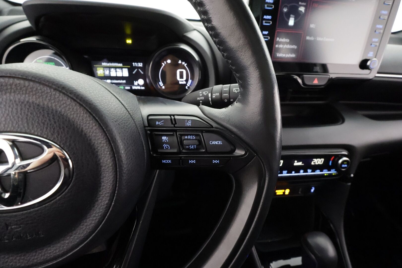 Toyota Yaris 2021 1,5 Hybrid Premium * ACC / Lasikatto / JBL / P.Kamera / LED / Puolinahat / Digimittaristo / KeylessGo * - Kahdet renkaat aluvanteilla / Merkkihuollettu / Huippuvarusteet