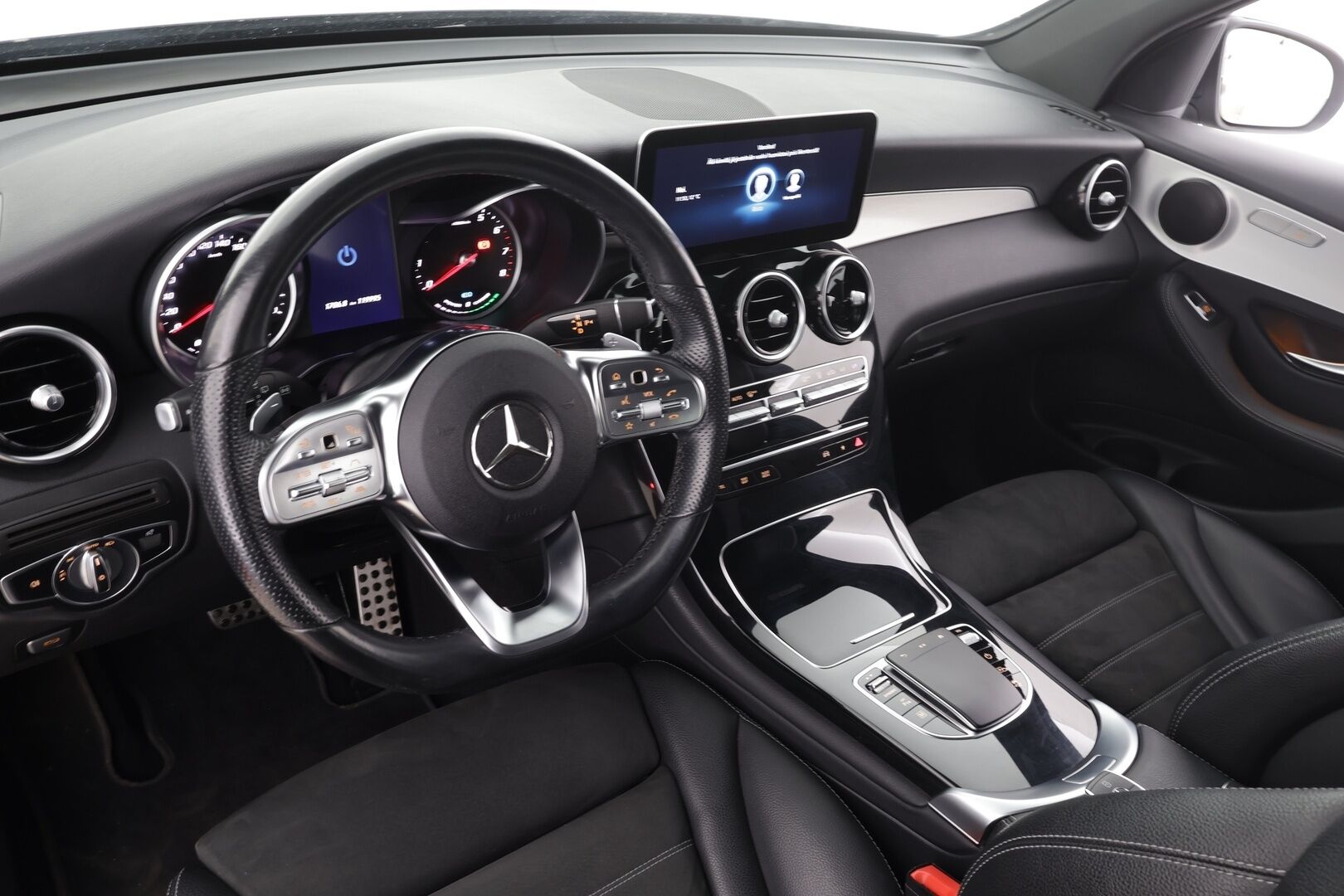 Mercedes-Benz GLC 2021 300 e 4MATIC A Business EQ Power AMG * Koukku / Distronic / Navi / Sportpenkit / LED-High Performance / P.kamera * - Akku kuntotarkastettu / Kahdet renkaat