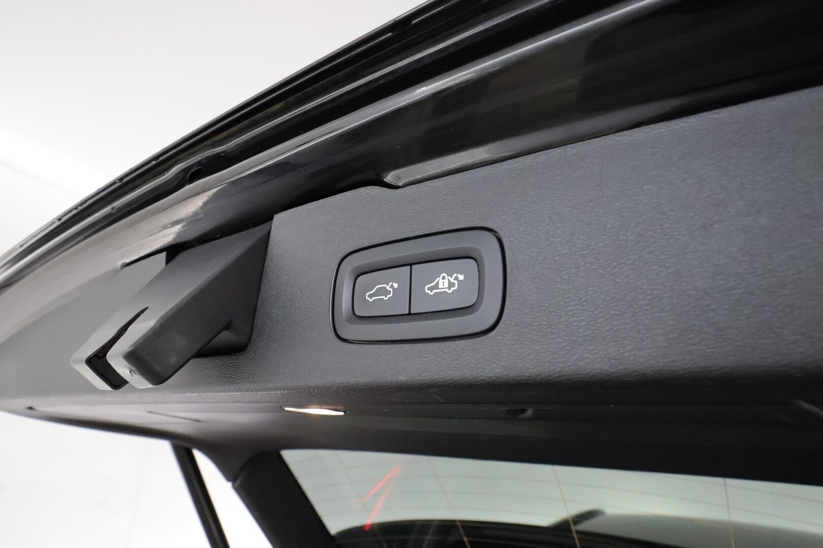 Volvo V60 2024 T8 AWD Long Range High Performance Plus Dark aut **H&K / Koukku / ACC / Full-LED / P.Kamera / Sporttinahat Muistilla** - 3,99 % KORKOTARJOUS TÄHÄN AUTOON 14.9. ASTI! - 2-om Suomi-auto / Kahdet Renkaat / Merkkihuollettu!