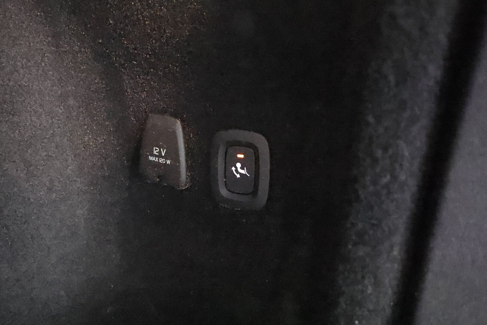 Volvo V60 2024 T8 AWD Long Range High Performance Plus Dark aut **H&K / Koukku / ACC / Full-LED / P.Kamera / Sporttinahat Muistilla** - *Akku kuntotarkastettu SoH 99,3% / Kahdet Renkaat / Merkkihuollettu!*