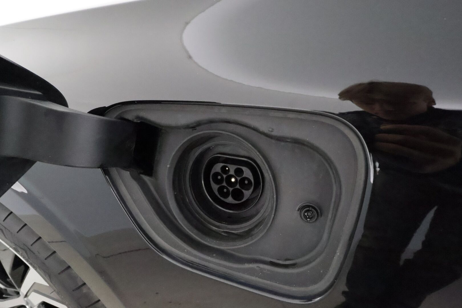 Volvo V60 2024 T8 AWD Long Range High Performance Plus Dark aut **H&K / Koukku / ACC / Full-LED / P.Kamera / Sporttinahat Muistilla** - *Akku kuntotarkastettu SoH 99,3% / Kahdet Renkaat / Merkkihuollettu!*