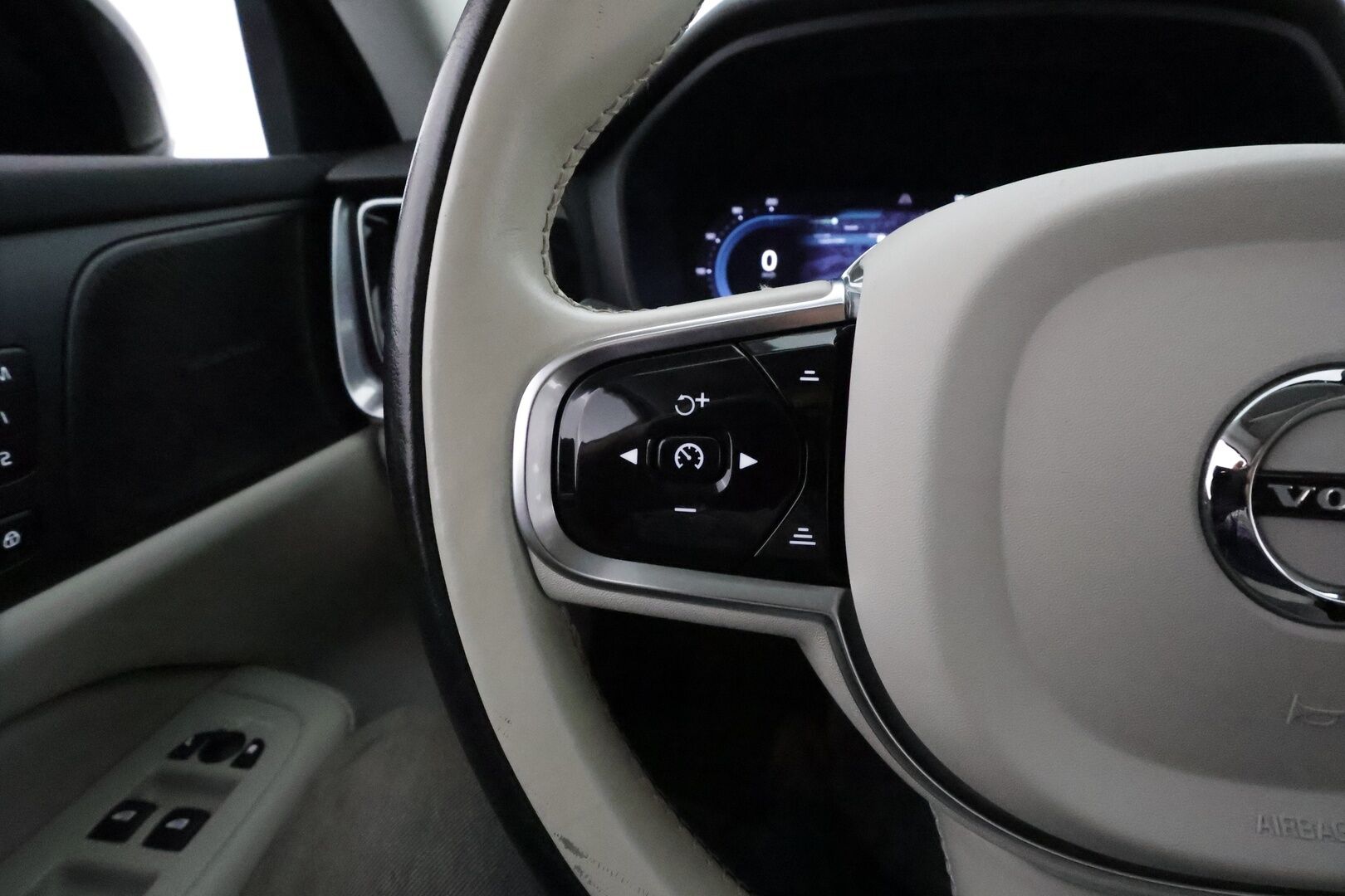 Volvo V60 2024 T8 AWD Long Range High Performance Plus Dark aut **H&K / Koukku / ACC / Full-LED / P.Kamera / Sporttinahat Muistilla** - 3,99 % KORKOTARJOUS TÄHÄN AUTOON 14.9. ASTI! - 2-om Suomi-auto / Kahdet Renkaat / Merkkihuollettu!