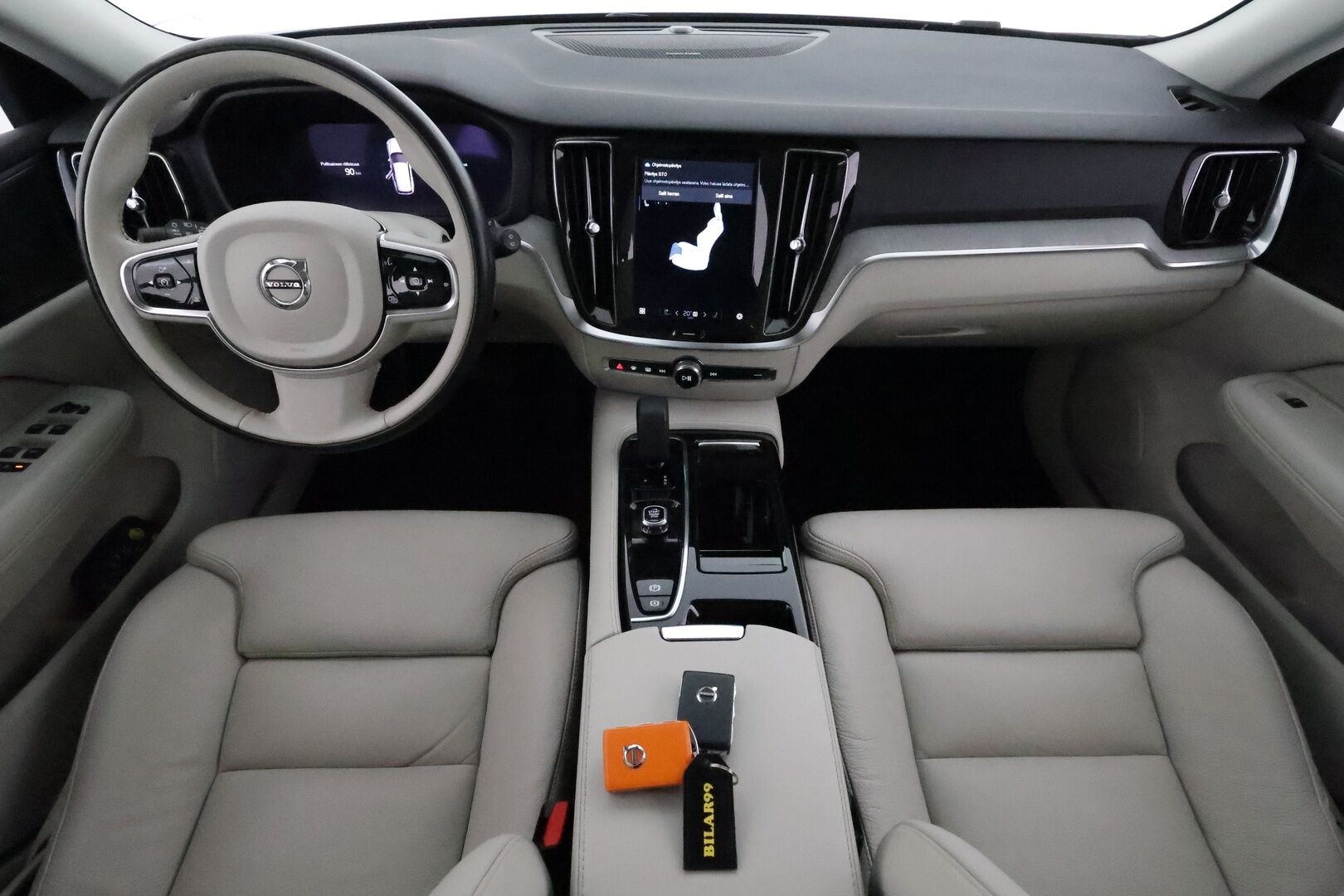 Volvo V60 2024 T8 AWD Long Range High Performance Plus Dark aut **H&K / Koukku / ACC / Full-LED / P.Kamera / Sporttinahat Muistilla** - 3,99 % KORKOTARJOUS TÄHÄN AUTOON 14.9. ASTI! - 2-om Suomi-auto / Kahdet Renkaat / Merkkihuollettu!