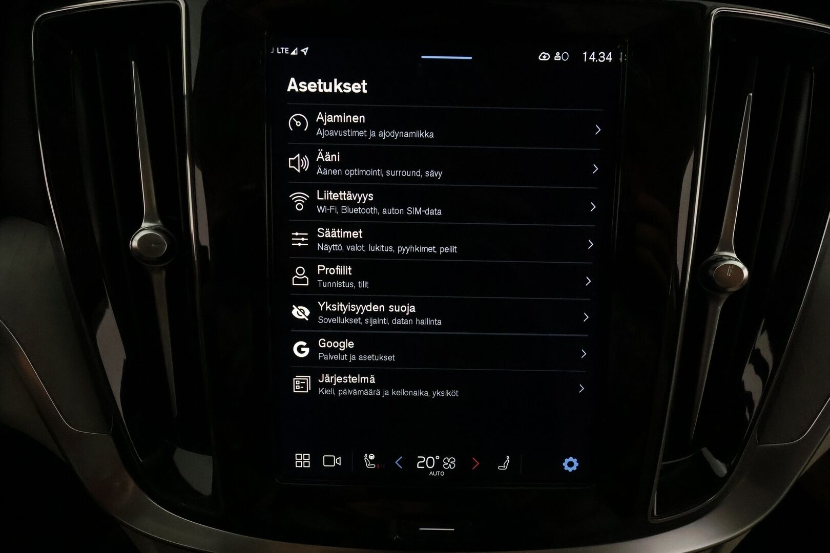 Volvo V60 2024 T8 AWD Long Range High Performance Plus Dark aut **H&K / Koukku / ACC / Full-LED / P.Kamera / Sporttinahat Muistilla** - *Akku kuntotarkastettu SoH 99,3% / Kahdet Renkaat / Merkkihuollettu!*