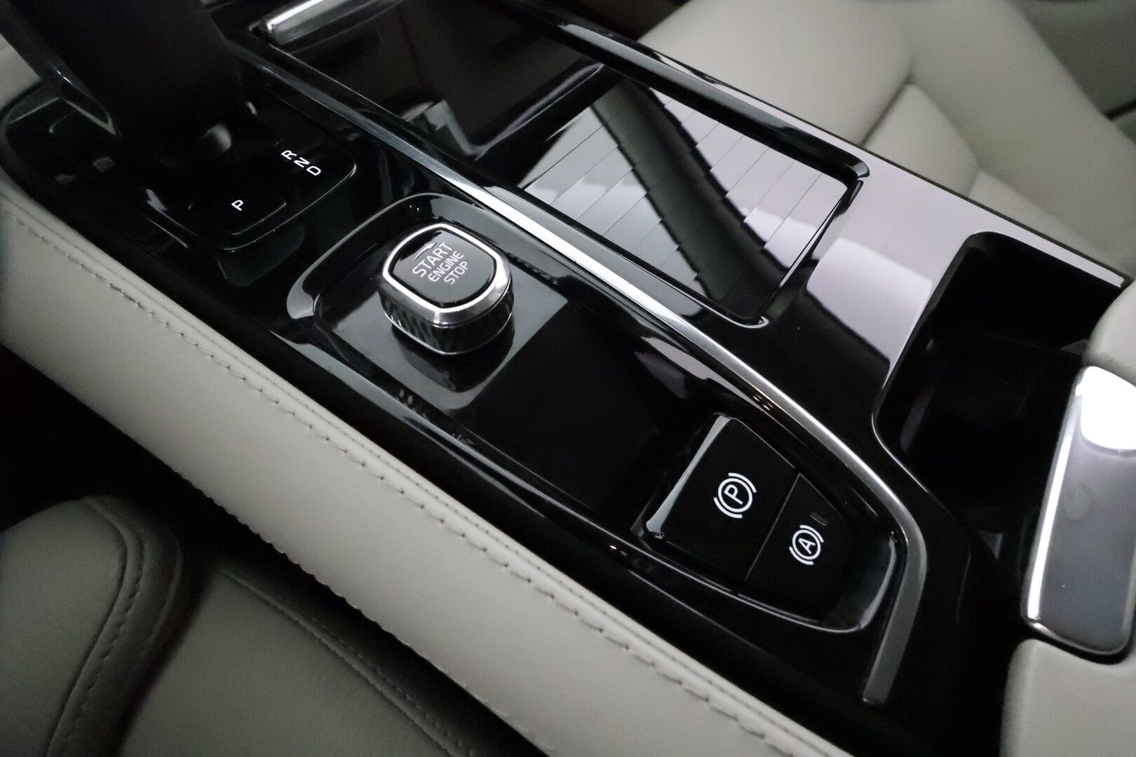 Volvo V60 2024 T8 AWD Long Range High Performance Plus Dark aut **H&K / Koukku / ACC / Full-LED / P.Kamera / Sporttinahat Muistilla** - *Akku kuntotarkastettu SoH 99,3% / Kahdet Renkaat / Merkkihuollettu!*