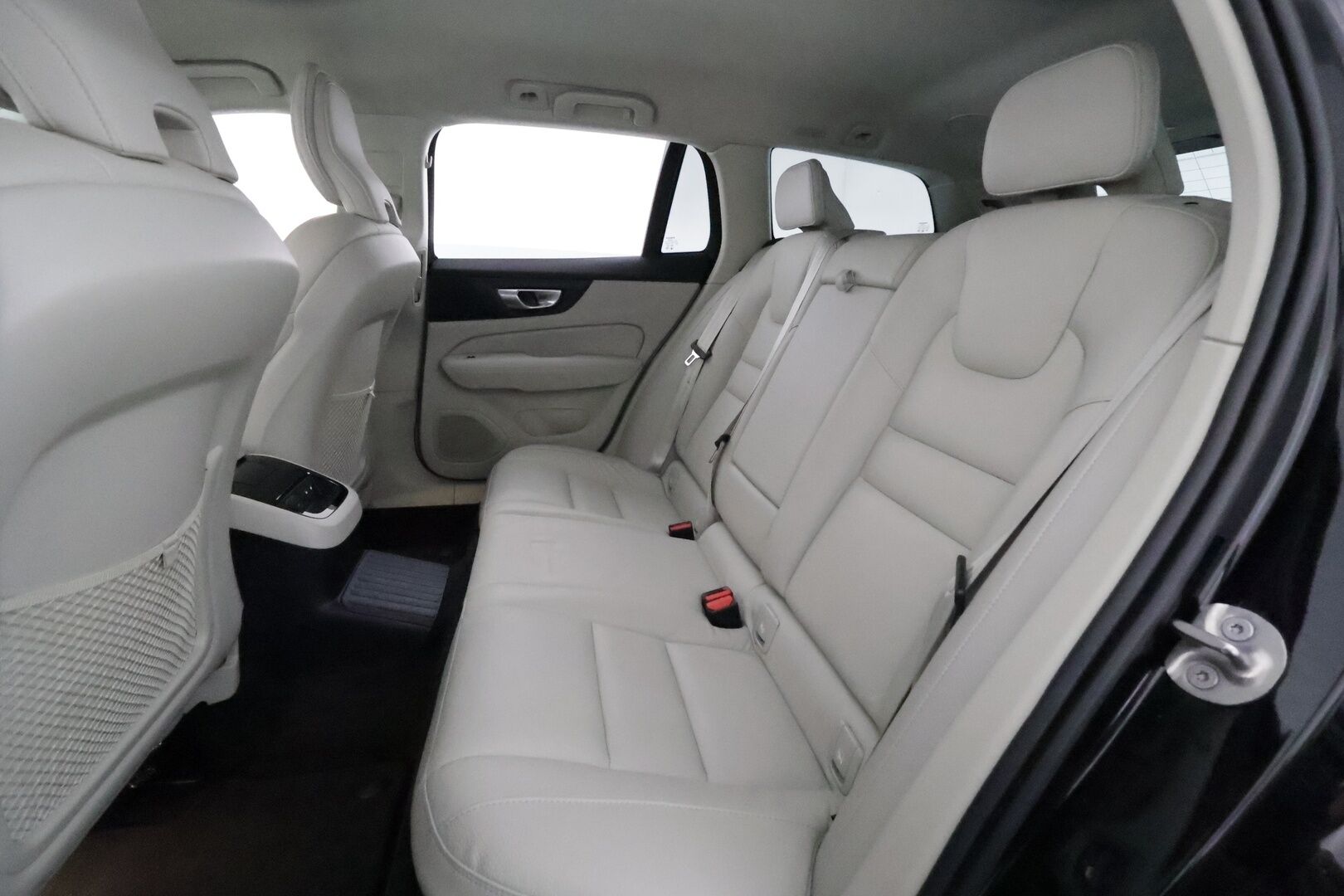 Volvo V60 2024 T8 AWD Long Range High Performance Plus Dark aut **H&K / Koukku / ACC / Full-LED / P.Kamera / Sporttinahat Muistilla** - *Akku kuntotarkastettu SoH 99,3% / Kahdet Renkaat / Merkkihuollettu!*