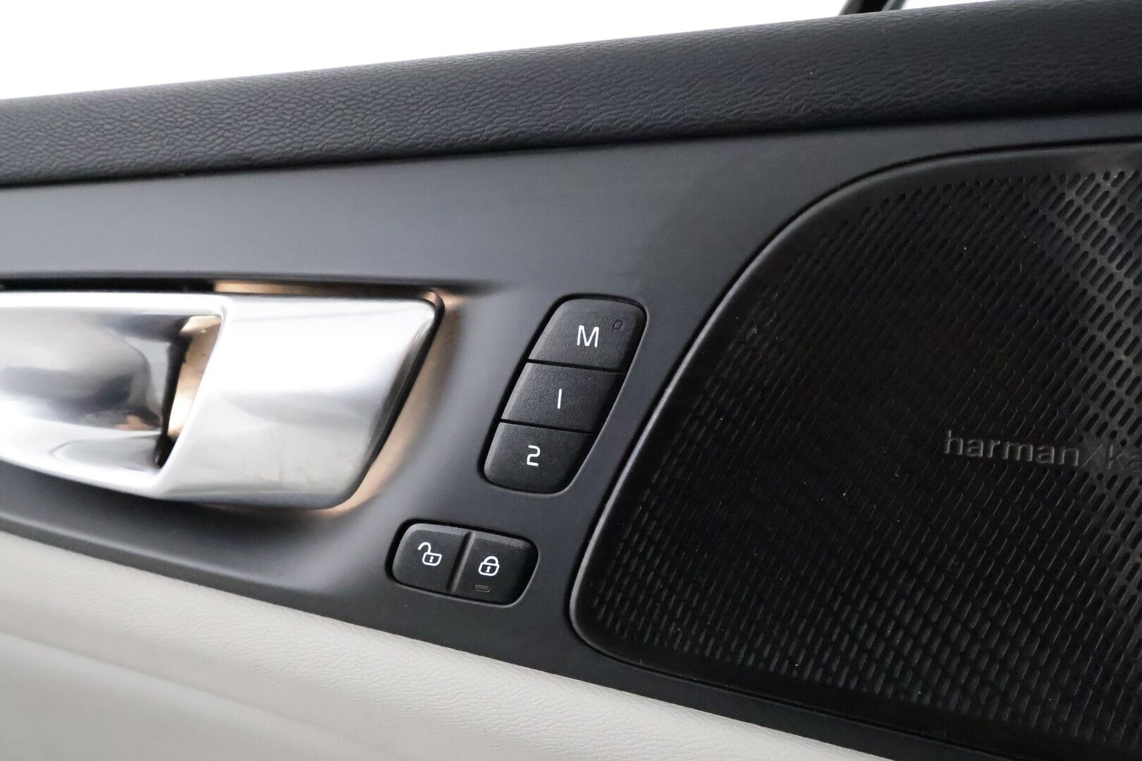 Volvo V60 2024 T8 AWD Long Range High Performance Plus Dark aut **H&K / Koukku / ACC / Full-LED / P.Kamera / Sporttinahat Muistilla** - *Akku kuntotarkastettu SoH 99,3% / Kahdet Renkaat / Merkkihuollettu!*