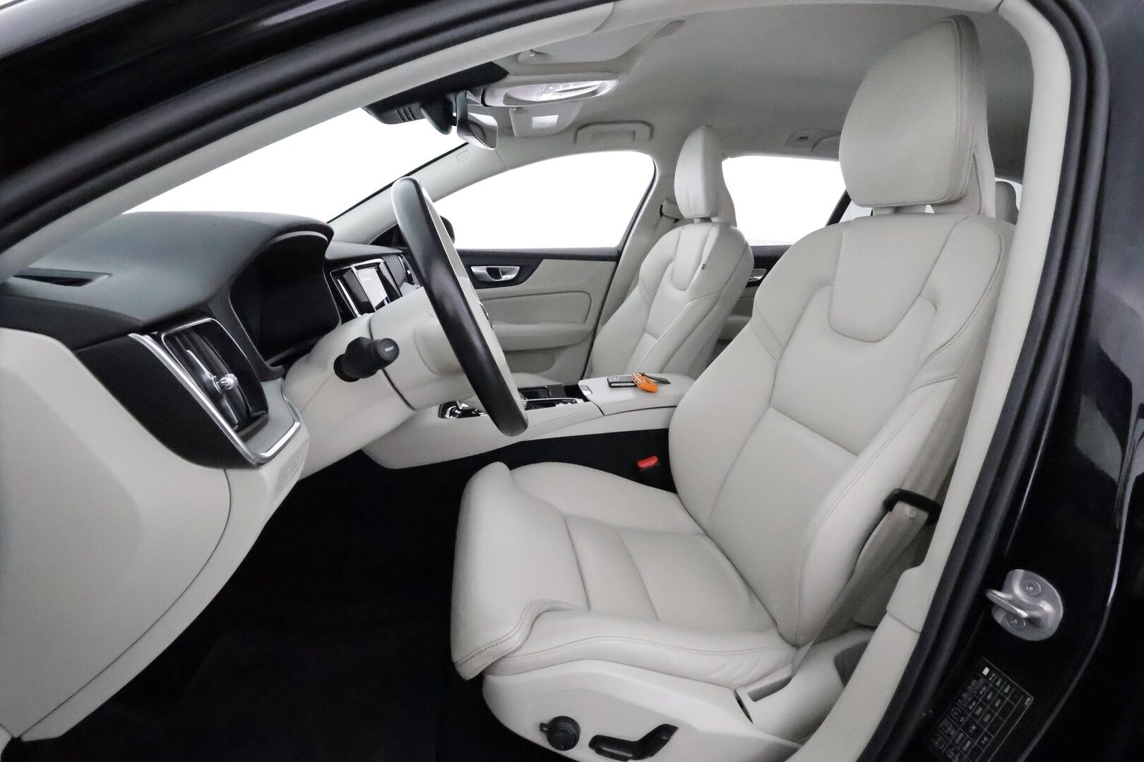 Volvo V60 2024 T8 AWD Long Range High Performance Plus Dark aut **H&K / Koukku / ACC / Full-LED / P.Kamera / Sporttinahat Muistilla** - *Akku kuntotarkastettu SoH 99,3% / Kahdet Renkaat / Merkkihuollettu!*