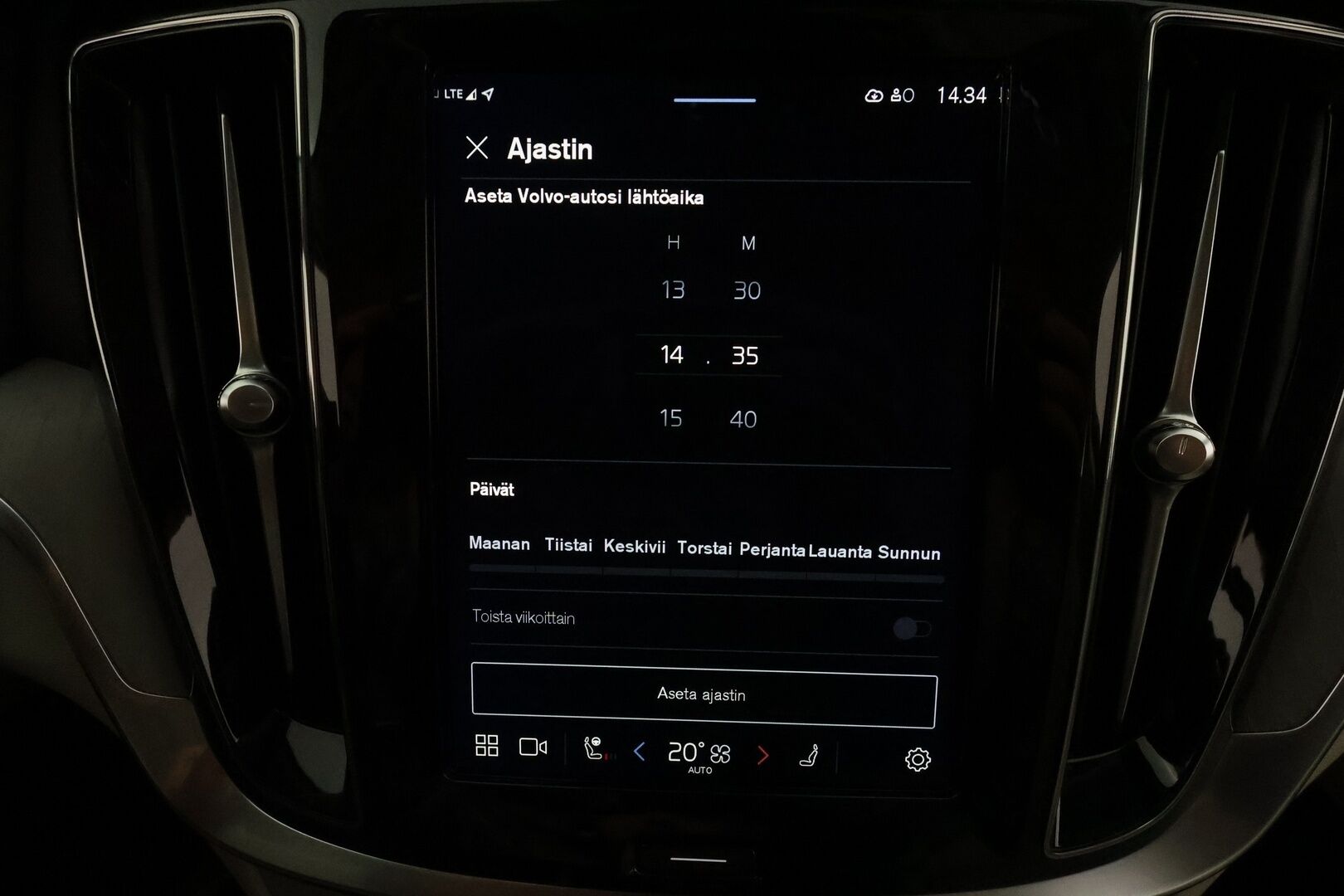 Volvo V60 2024 T8 AWD Long Range High Performance Plus Dark aut **H&K / Koukku / ACC / Full-LED / P.Kamera / Sporttinahat Muistilla** - 3,99 % KORKOTARJOUS TÄHÄN AUTOON 14.9. ASTI! - 2-om Suomi-auto / Kahdet Renkaat / Merkkihuollettu!