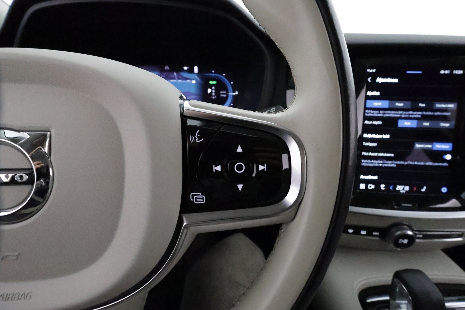 Volvo V60 2024 T8 AWD Long Range High Performance Plus Dark aut **H&K / Koukku / ACC / Full-LED / P.Kamera / Sporttinahat Muistilla** - *Akku kuntotarkastettu SoH 99,3% / Kahdet Renkaat / Merkkihuollettu!*