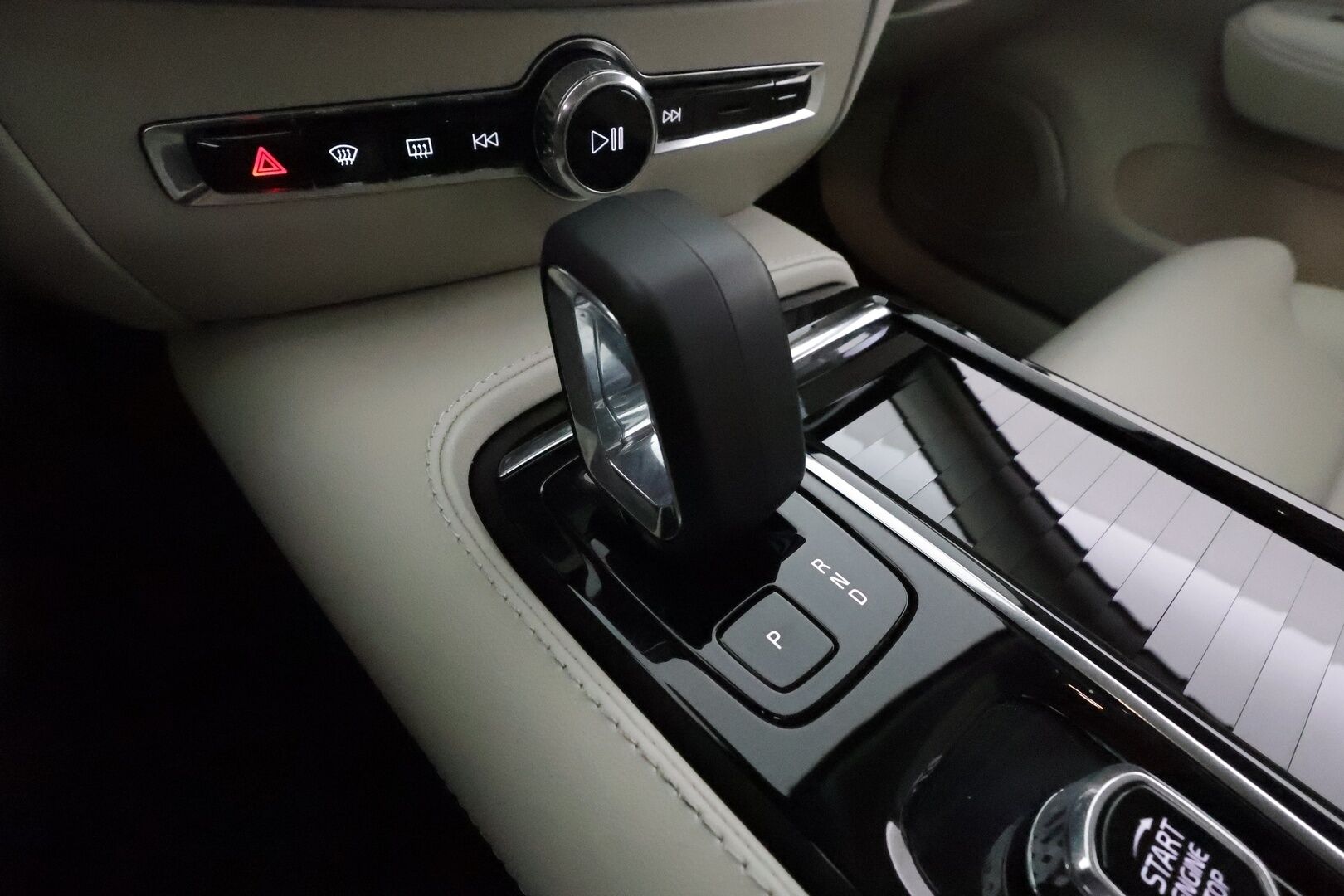 Volvo V60 2024 T8 AWD Long Range High Performance Plus Dark aut **H&K / Koukku / ACC / Full-LED / P.Kamera / Sporttinahat Muistilla** - *Akku kuntotarkastettu SoH 99,3% / Kahdet Renkaat / Merkkihuollettu!*