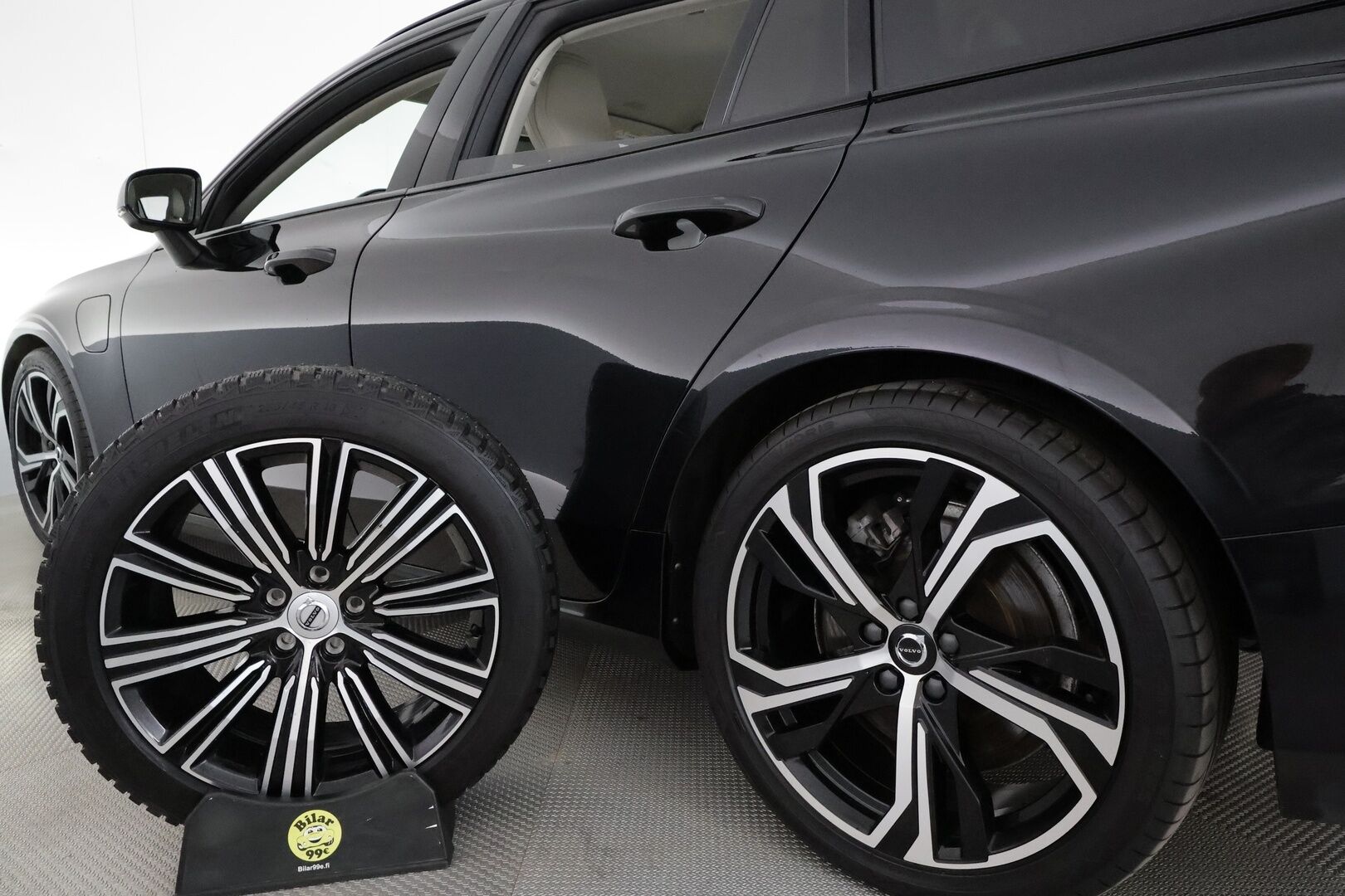 Volvo V60 2024 T8 AWD Long Range High Performance Plus Dark aut **H&K / Koukku / ACC / Full-LED / P.Kamera / Sporttinahat Muistilla** - 3,99 % KORKOTARJOUS TÄHÄN AUTOON 14.9. ASTI! - 2-om Suomi-auto / Kahdet Renkaat / Merkkihuollettu!